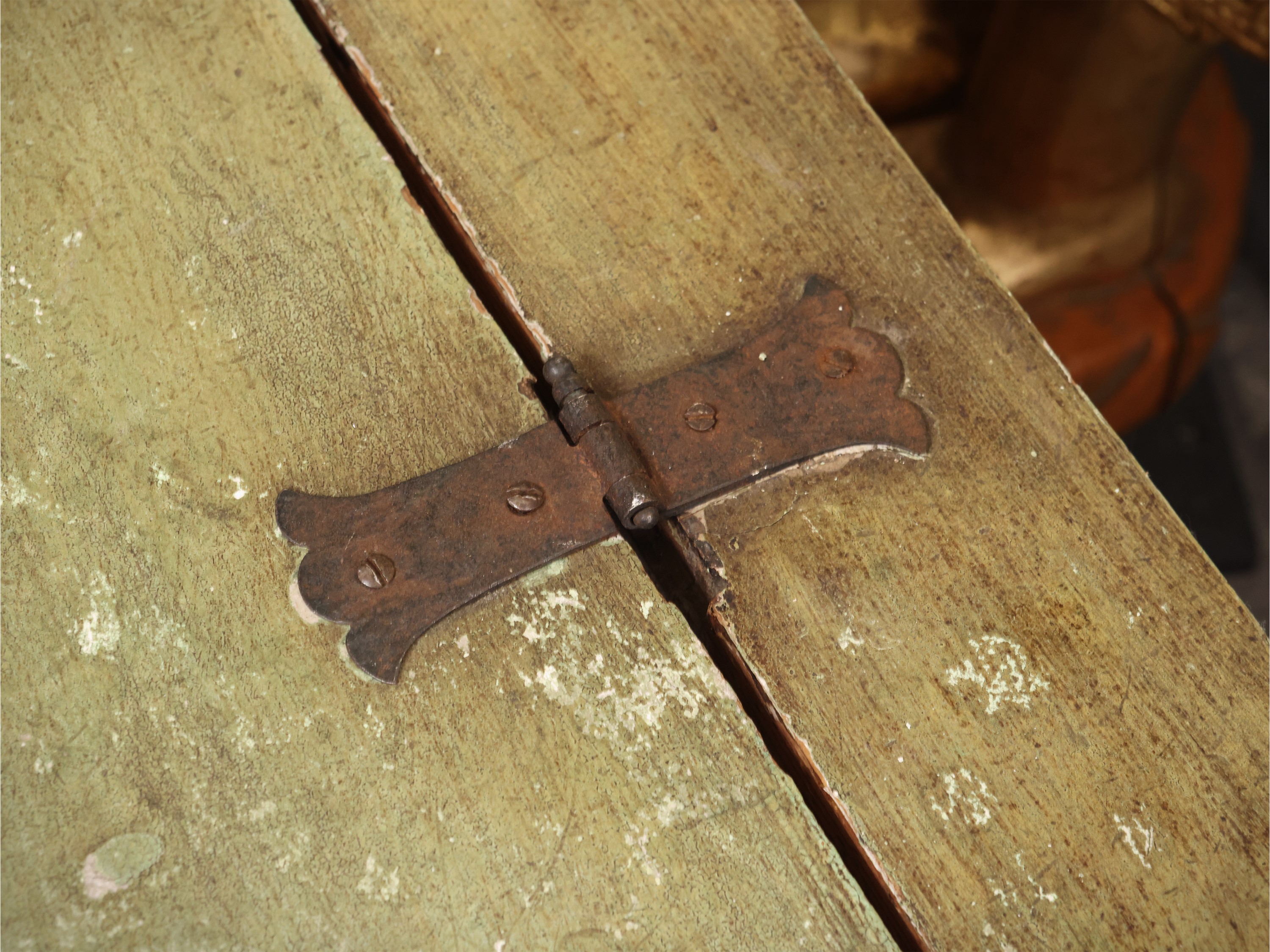Cassapanca in legno laccato, stile veneziano, piano ad alzarsi con vano contenitore