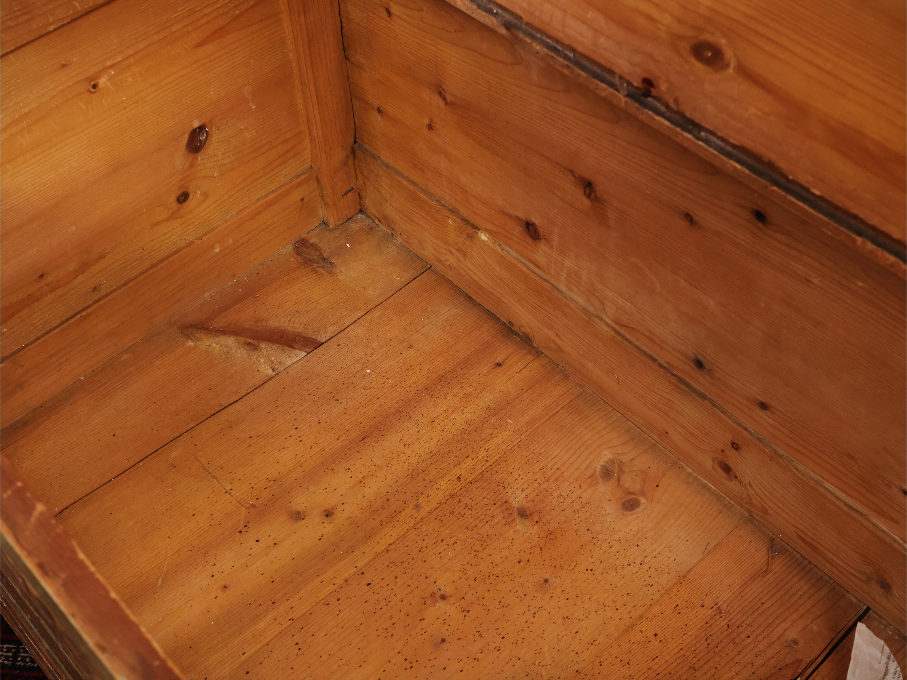 Cassapanca in legno laccato, stile veneziano, piano ad alzarsi con vano contenitore