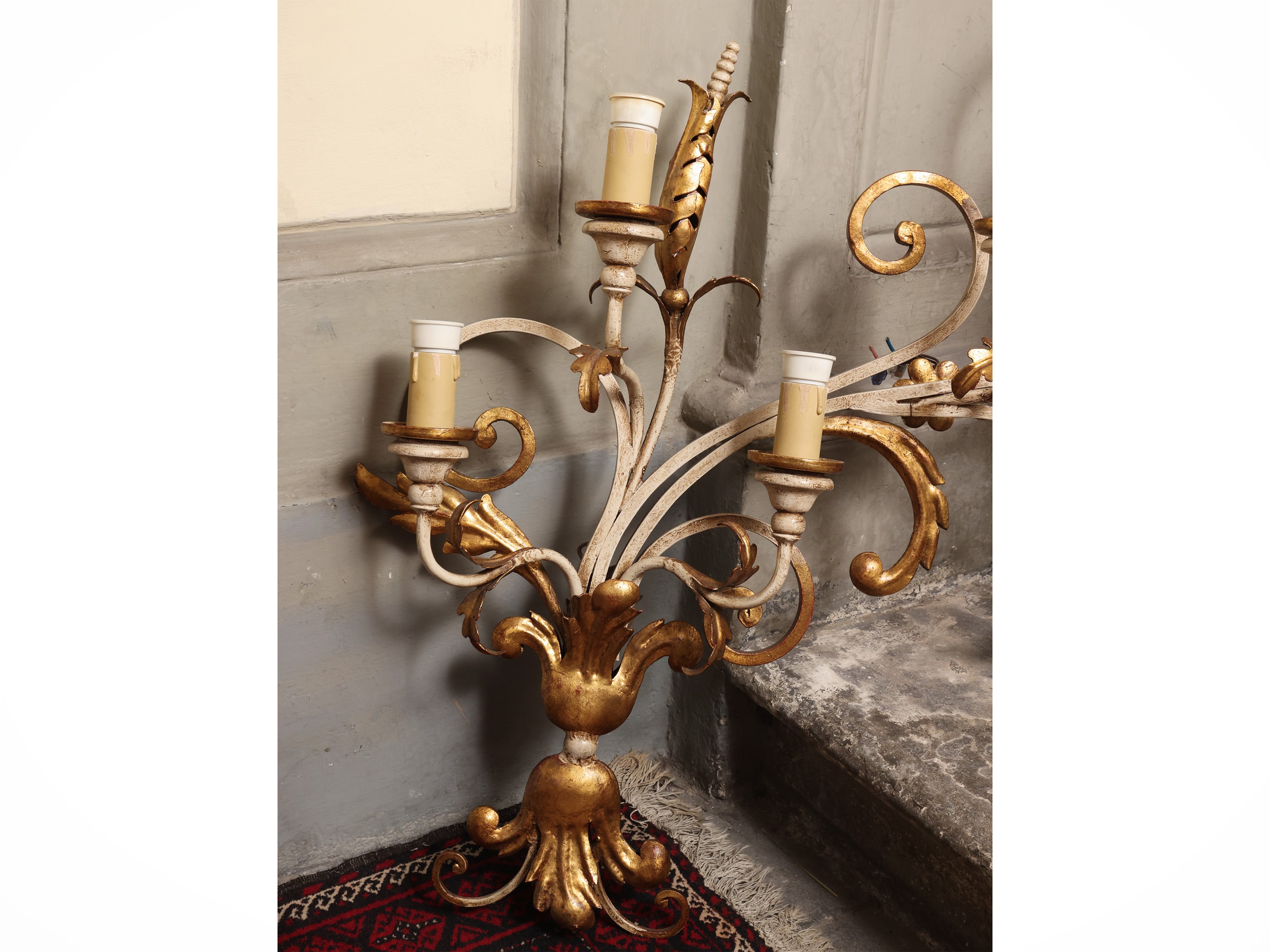 Grande applique, metallo laccato bianco e dorato, tralcio vegetale con sei bracci portacandele e ...