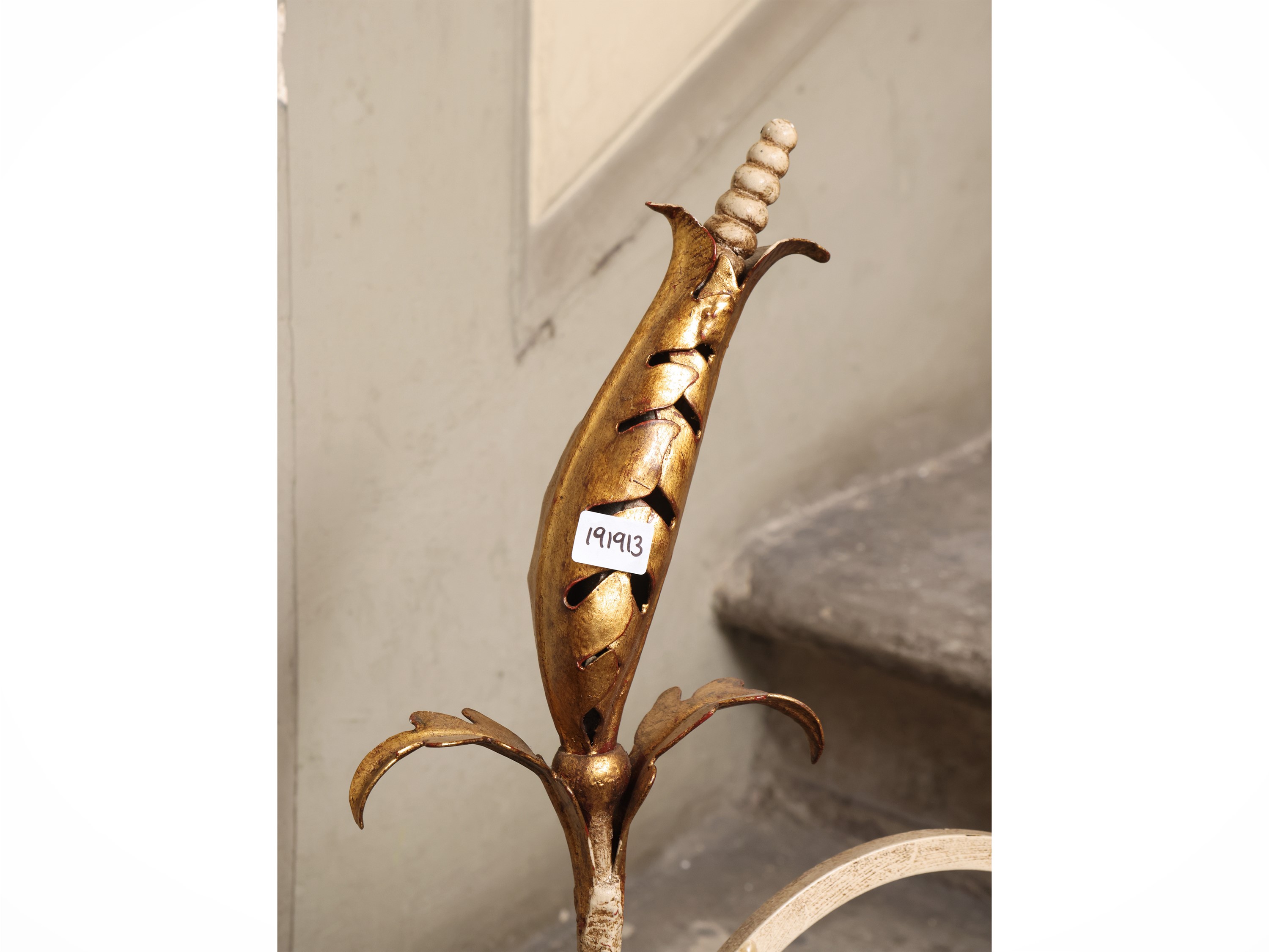 Grande applique, metallo laccato bianco e dorato, tralcio vegetale con sei bracci portacandele e ...
