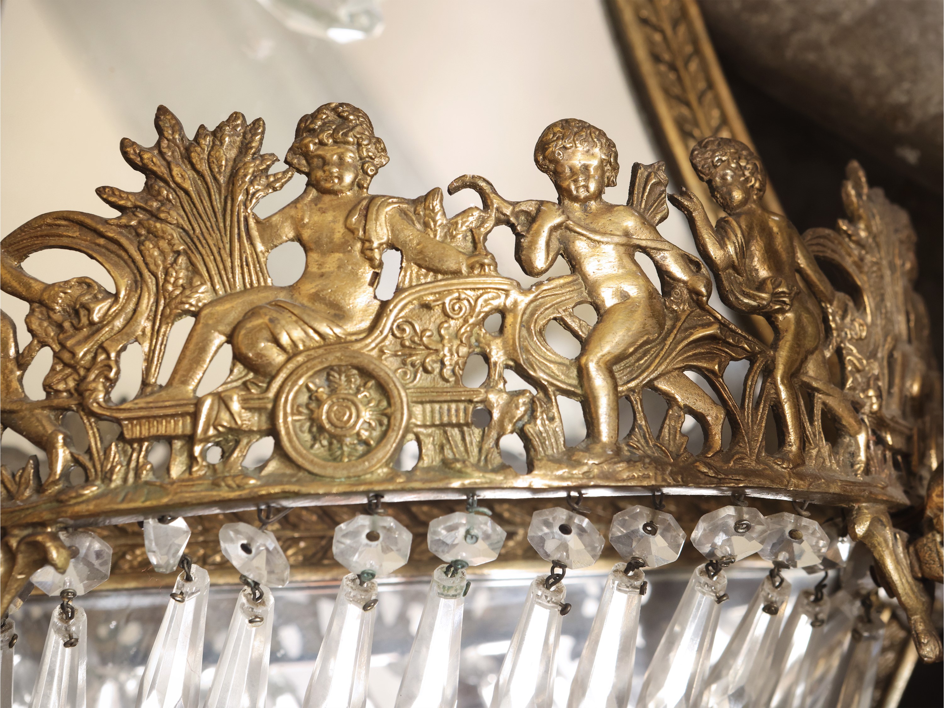 Coppia di ventole ornamentali in metallo dorato, sbalzate con amorini e palmette, con pendenti in...