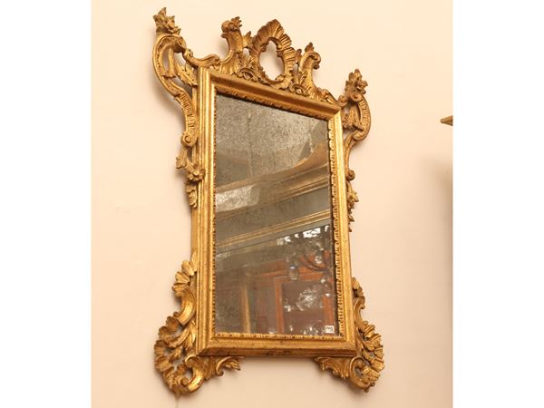 Piccola specchiera con cornice in legno intagliato e dorato