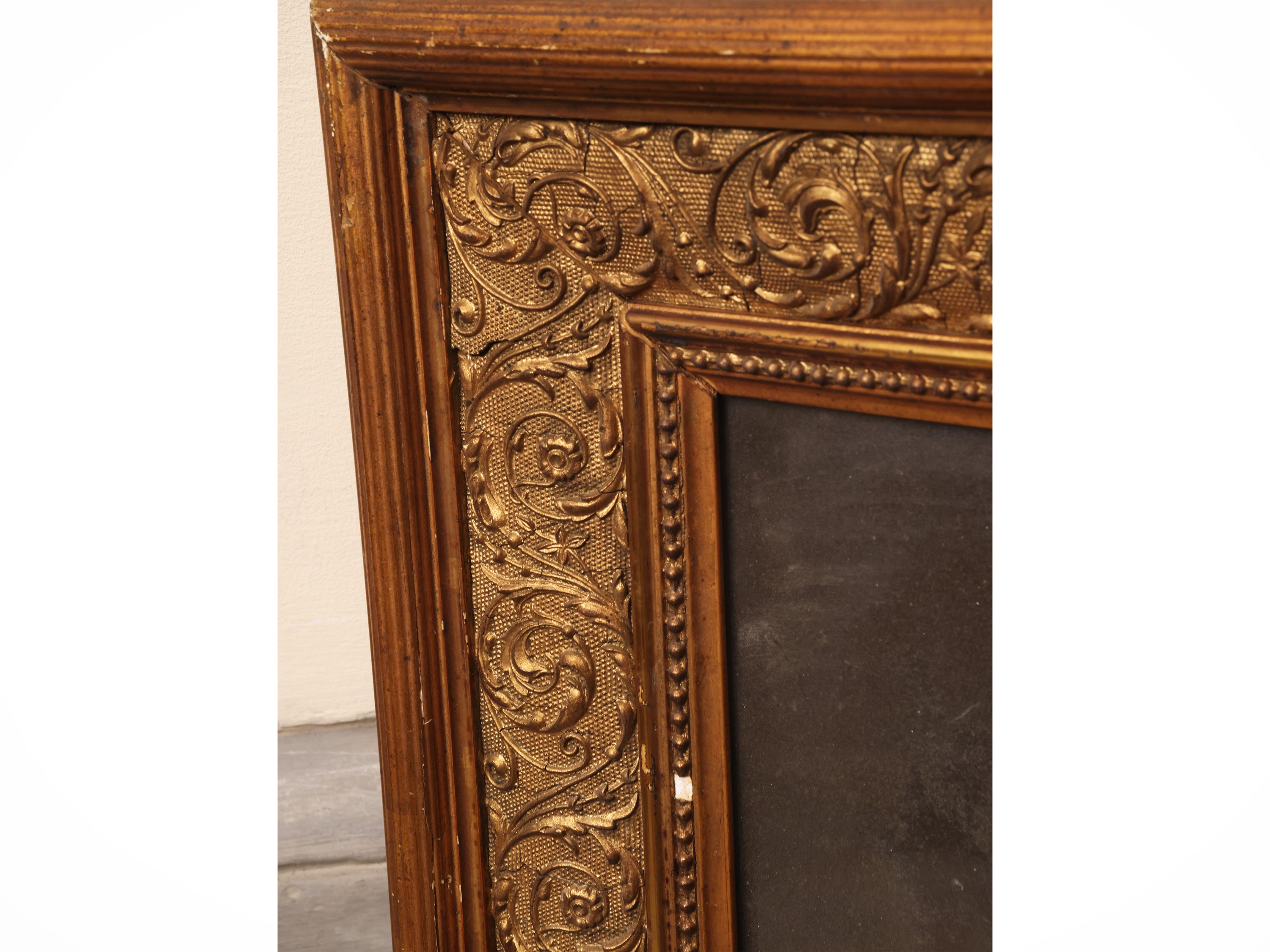 Specchiera con cornice a pastiglia dorata, inizio del XX secolo