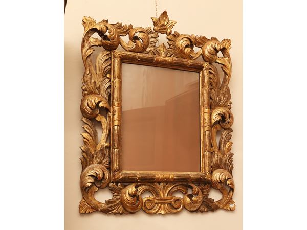 Cornice in legno intagliato e dorato