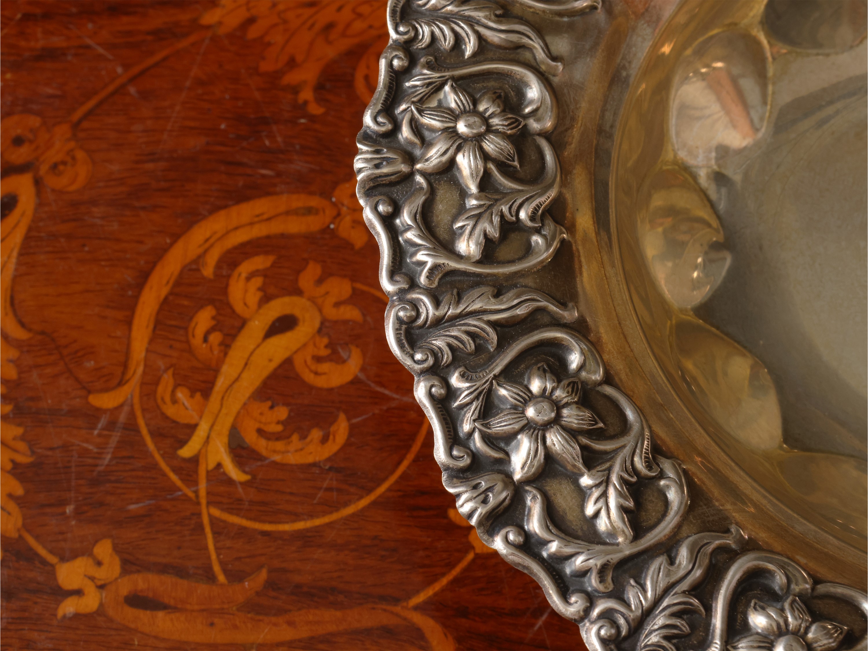 Cestino in argento, cesellatura e sbalzo decorativo con fiori e volute