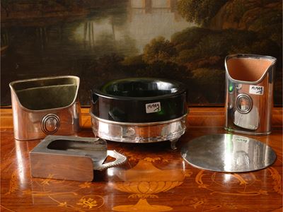 Argenteria da scrivania, portalettere e porta penne con cerchio Brandimarte e svuotatasche in vet...