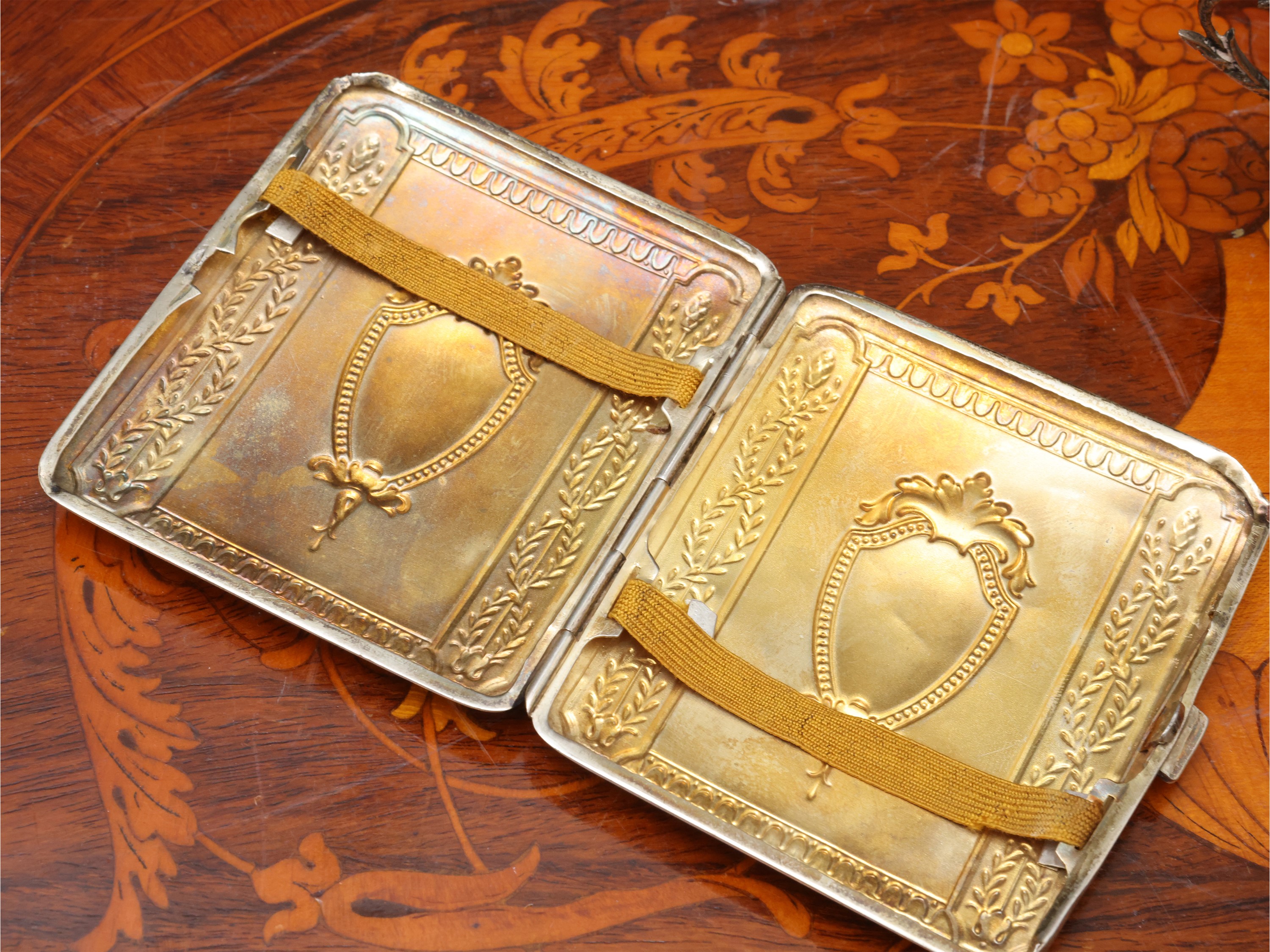 Accessori in argento d’epoca, piccolo cestino Tiffany, portasigarette Liberty e cestino a navicel...