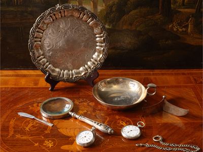 Curiosità d'epoca, collezione di orologi da taschino, cestino Teghini e lente di ingrandimento