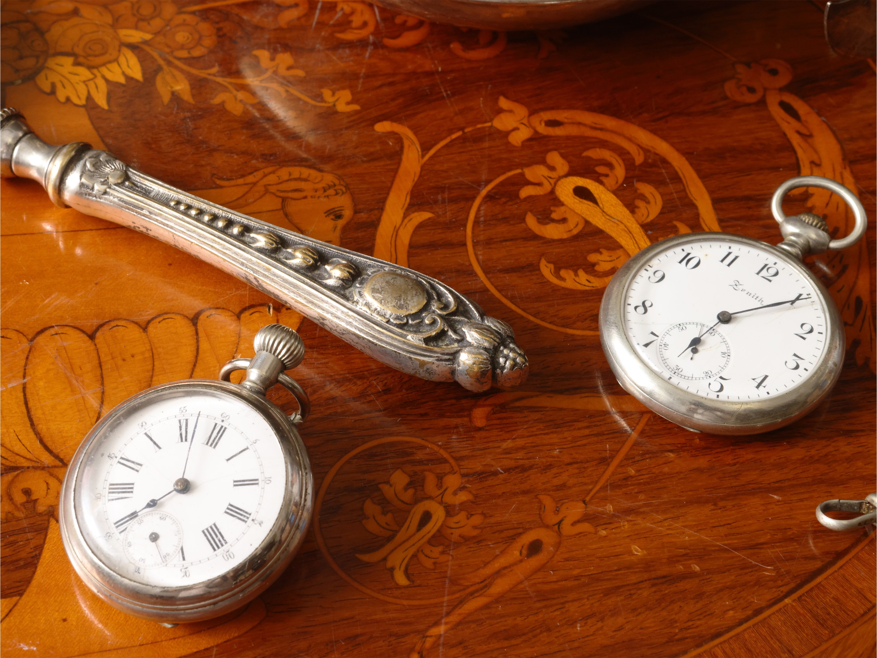 Curiosità d'epoca, collezione di orologi da taschino, cestino Teghini e lente di ingrandimento