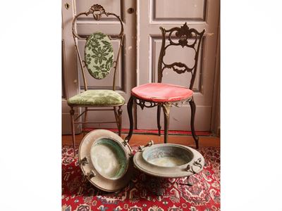 Set di due sedie in ottone con braciere abbinato, una con schienale alto imbottito in velluto ver...