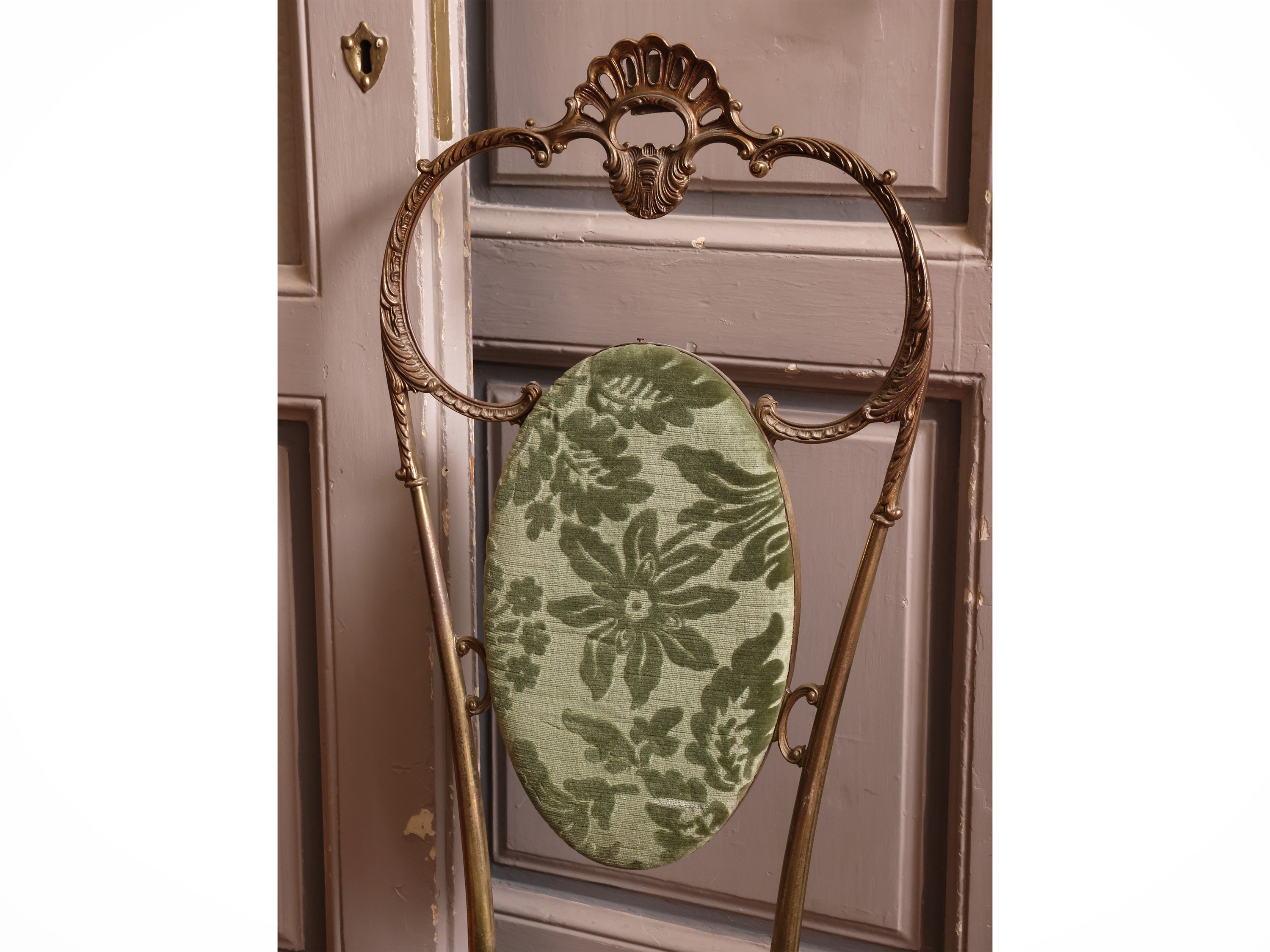Set di due sedie in ottone con braciere abbinato, una con schienale alto imbottito in velluto ver...