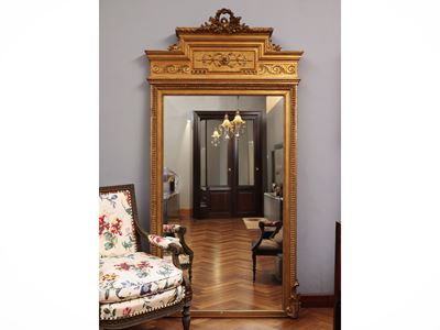 Specchiera da parete in legno intagliato e dorato, stile neoclassico, fondo sala
