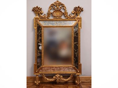 Specchiera con cornice in legno intagliato e dorato, decorazione a conchiglia e motivi a foglie d...