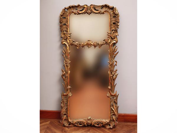 Specchiera con cornice in legno intagliato e dorato