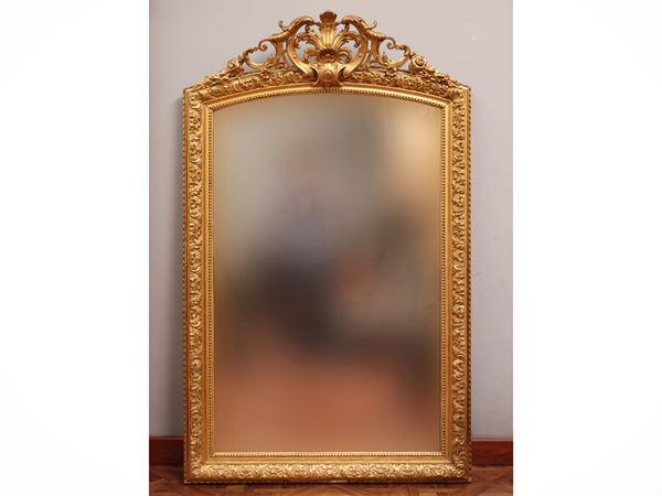 Specchiera con cornice in legno intagliato e pastiglia dorata