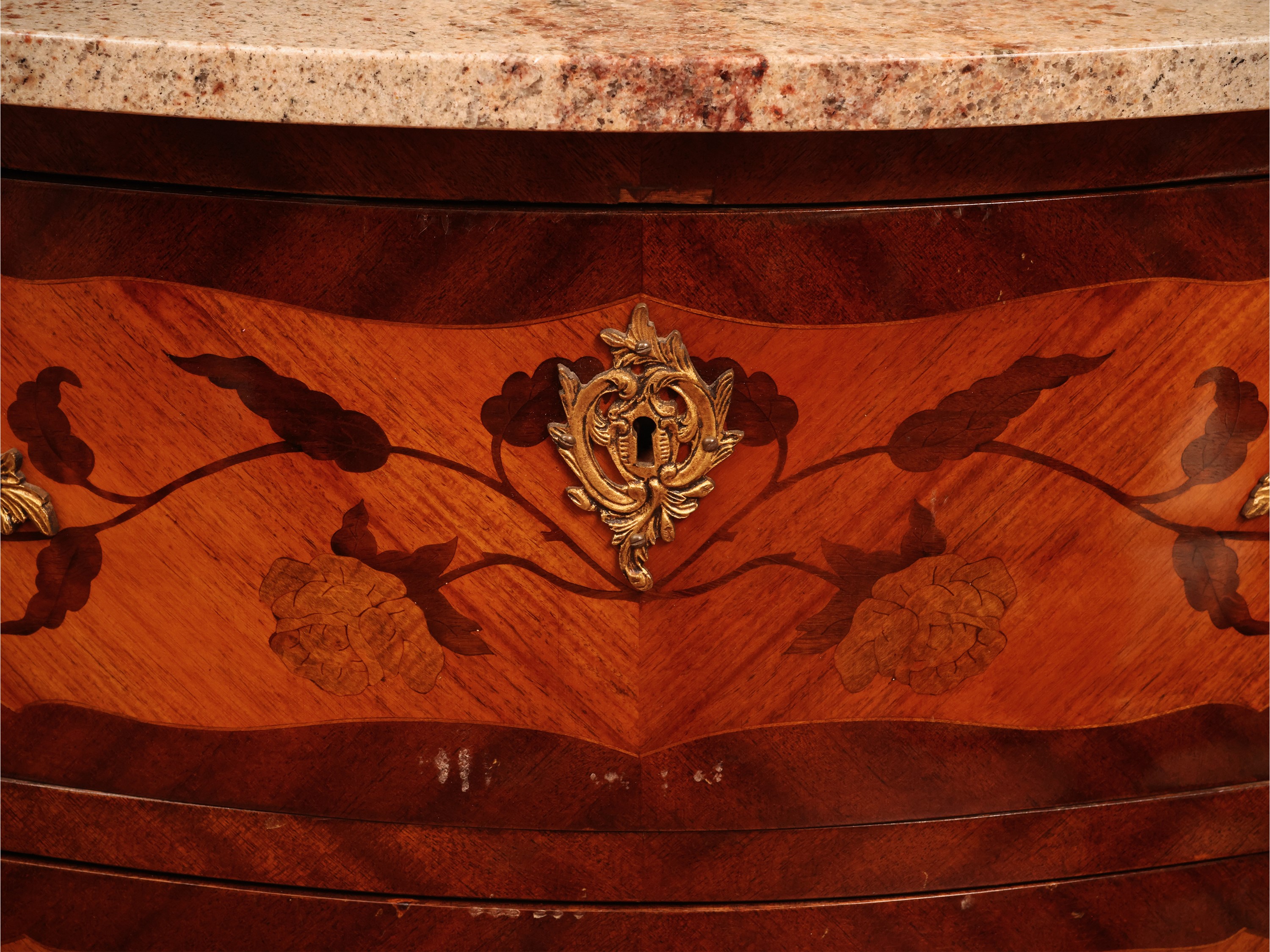 Cassettone intarsiato a marqueterie, bois de rose e altre essenze, inizio XX secolo