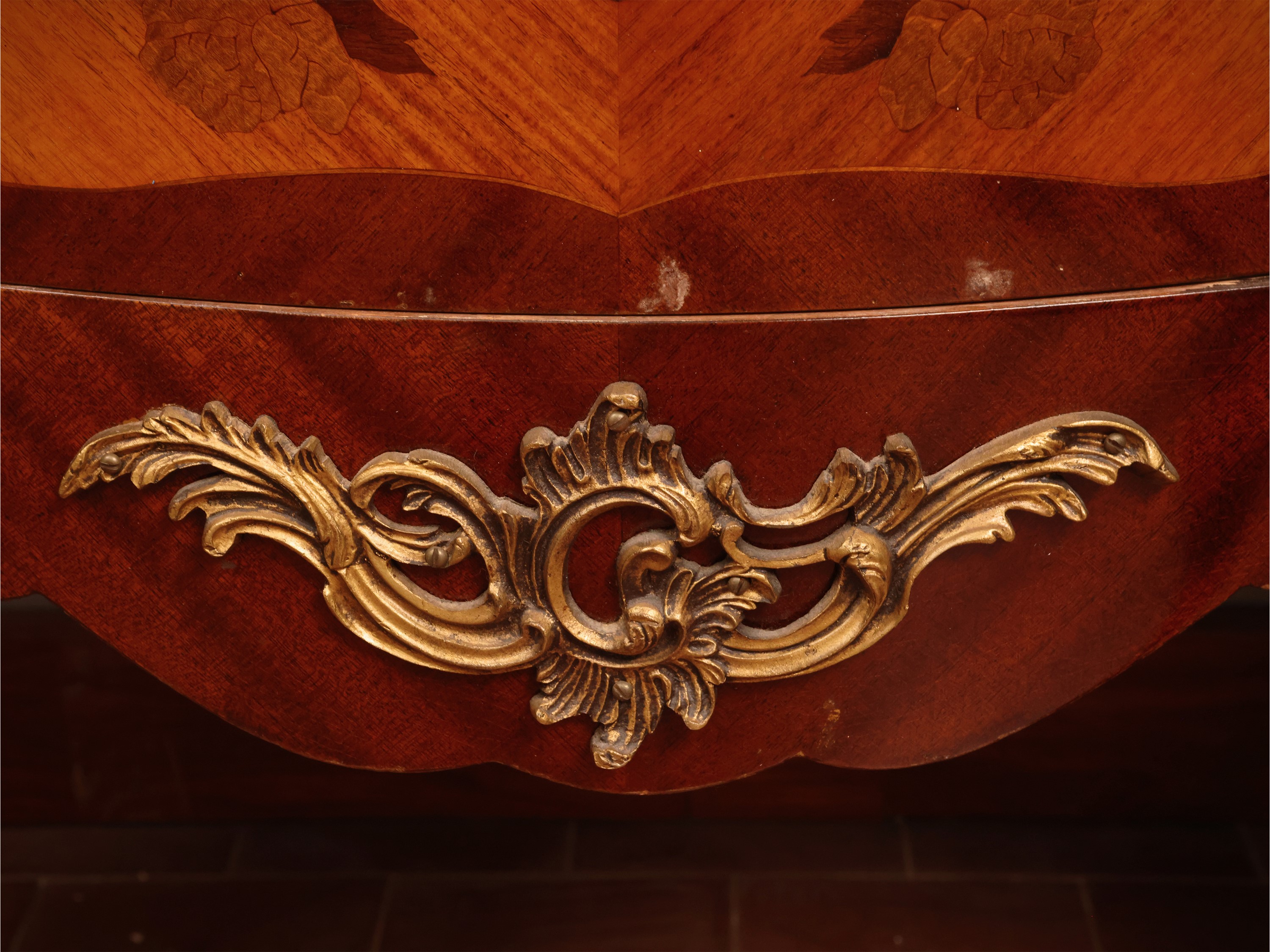 Cassettone intarsiato a marqueterie, bois de rose e altre essenze, inizio XX secolo