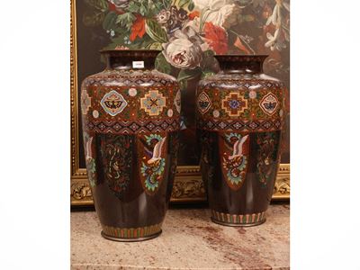 Coppia di vasi, smalto cloisonné con aironi, farfalle e dragoni