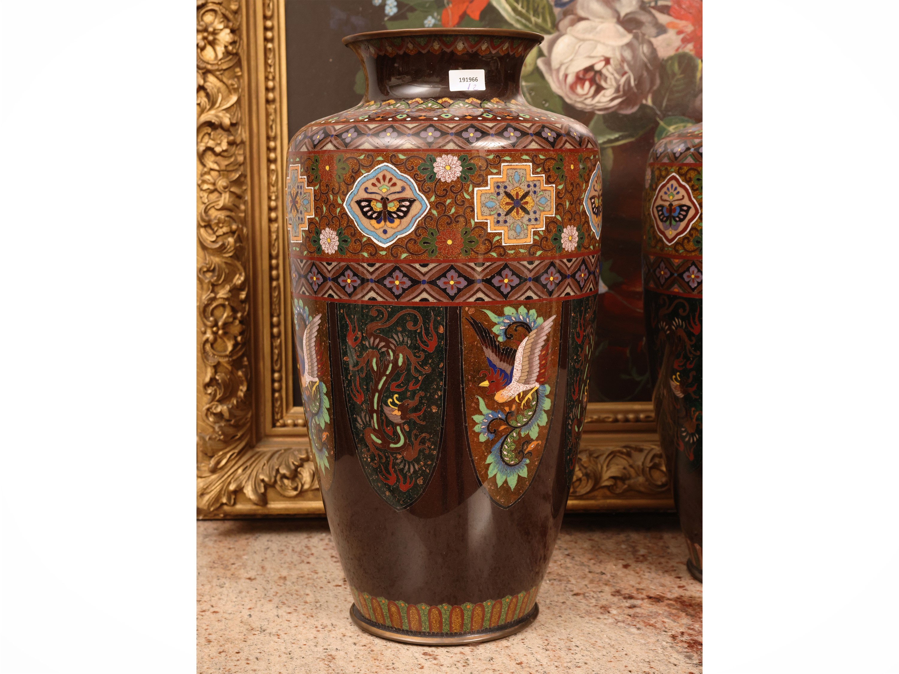 Coppia di vasi, smalto cloisonné con aironi, farfalle e dragoni