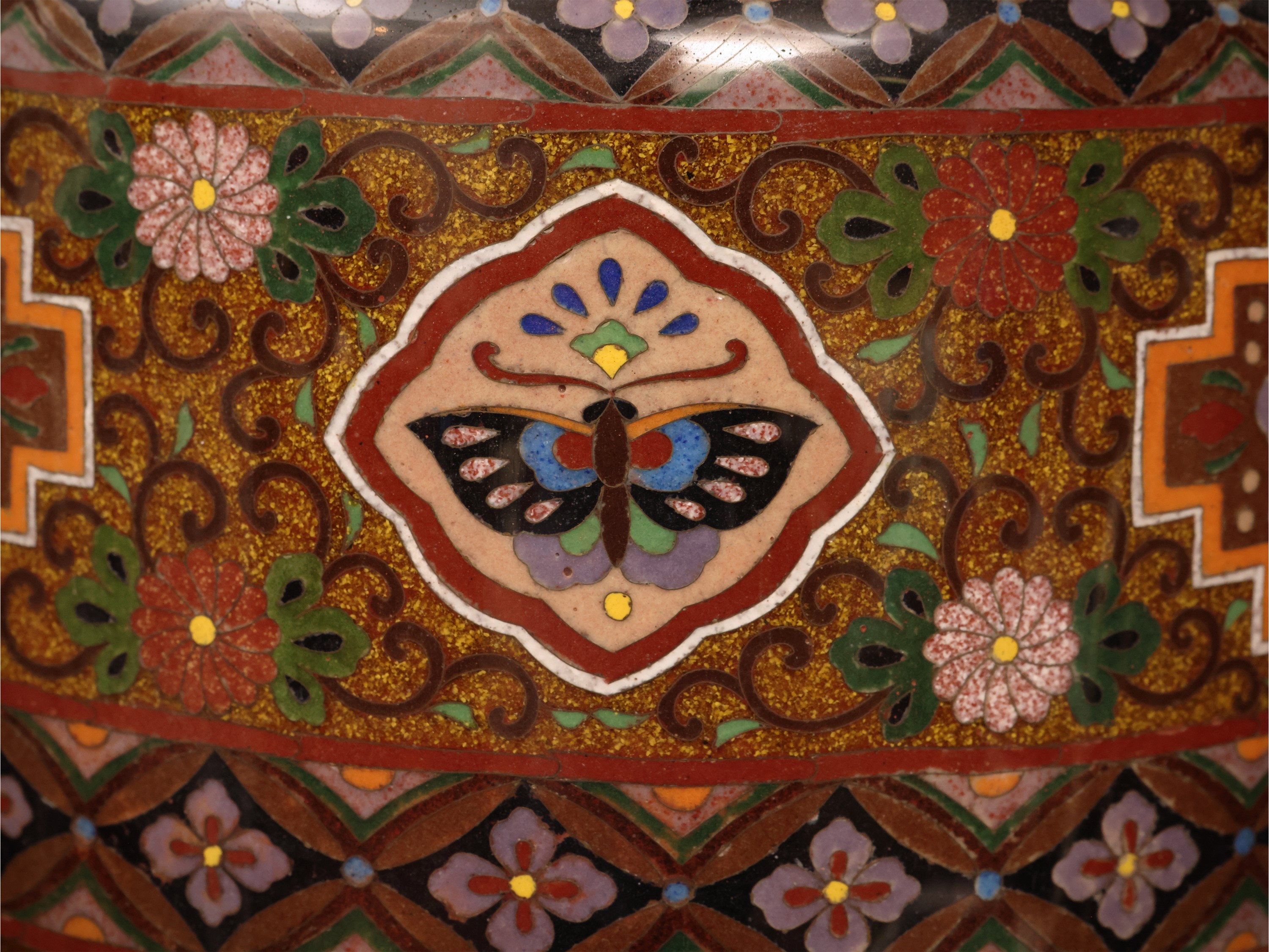 Coppia di vasi, smalto cloisonné con aironi, farfalle e dragoni