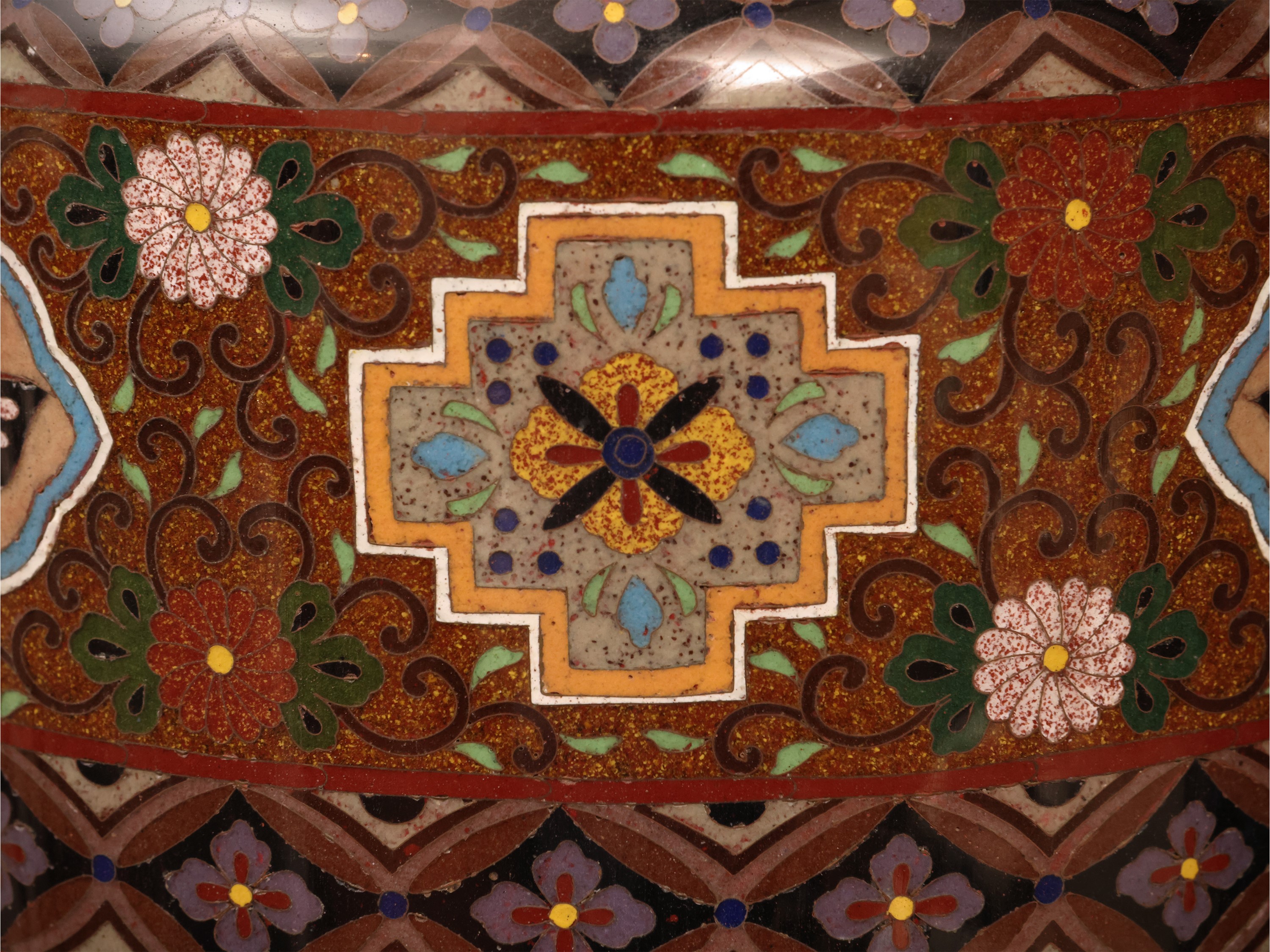 Coppia di vasi, smalto cloisonné con aironi, farfalle e dragoni
