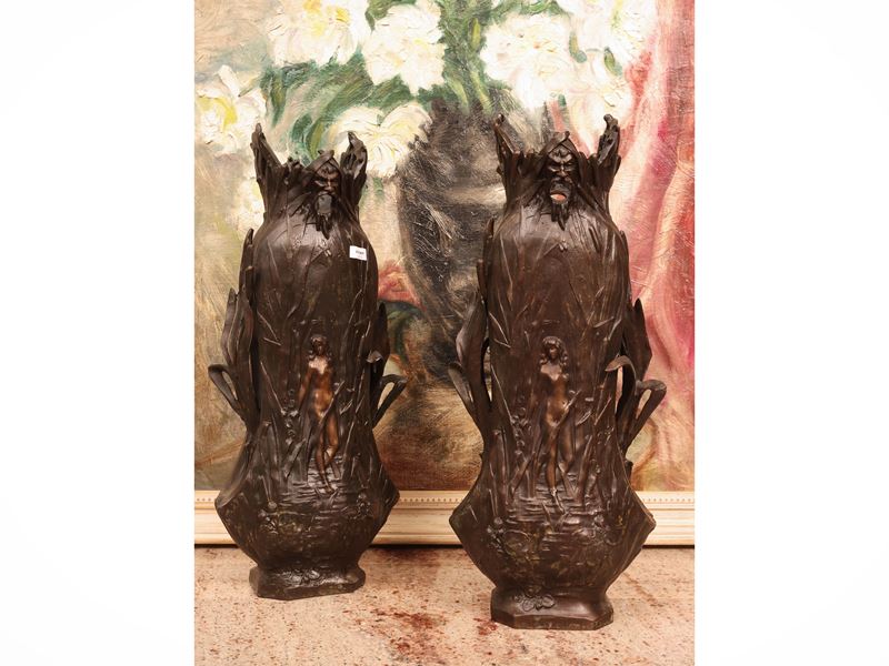 Coppia di grandi vasi, bronzo patinato in stile Art Nouveau, inizio XX secolo