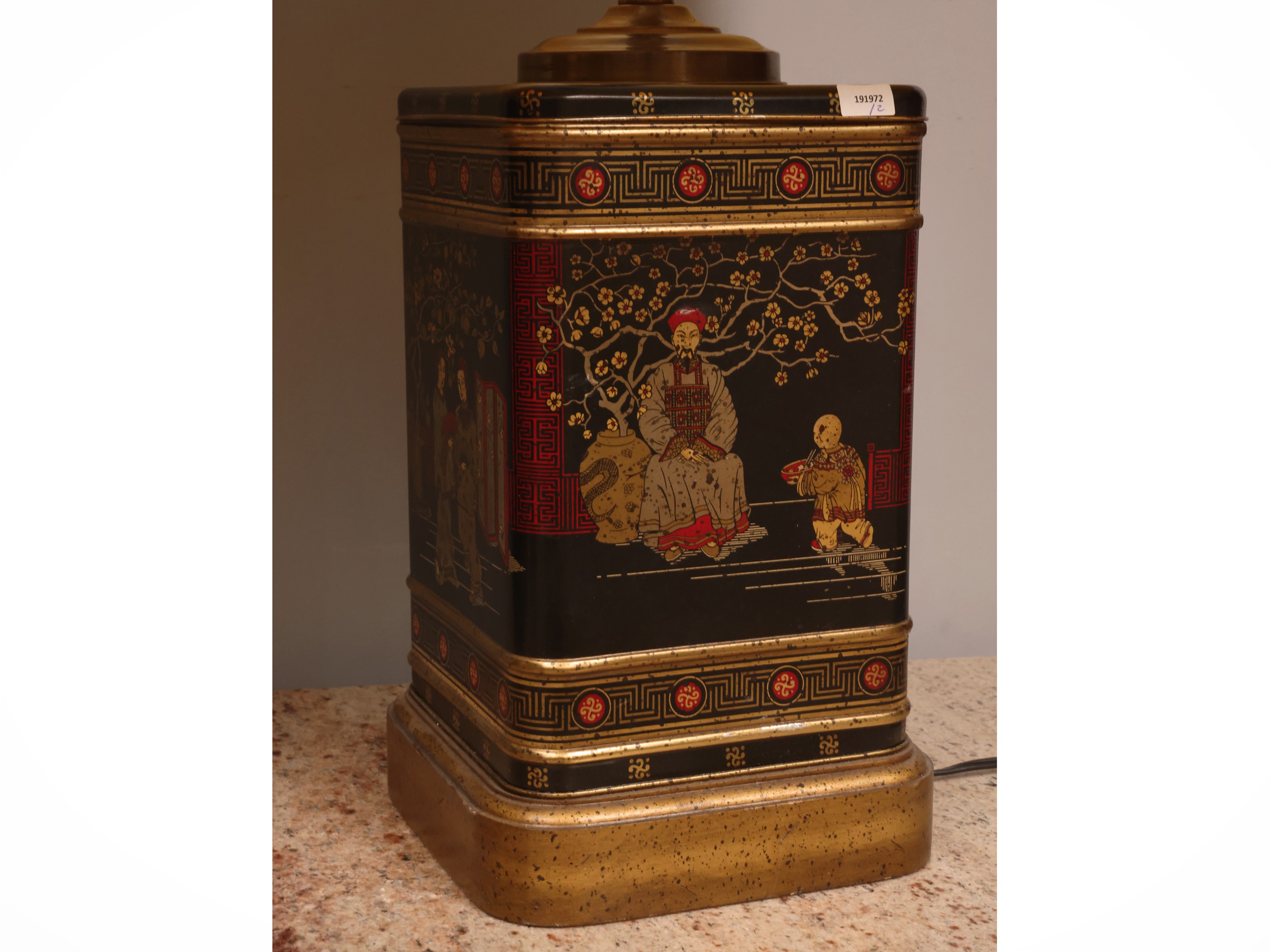 Coppia di lumi da tavolo in stile chinoiserie, latta dipinta con lumeggiature dorate