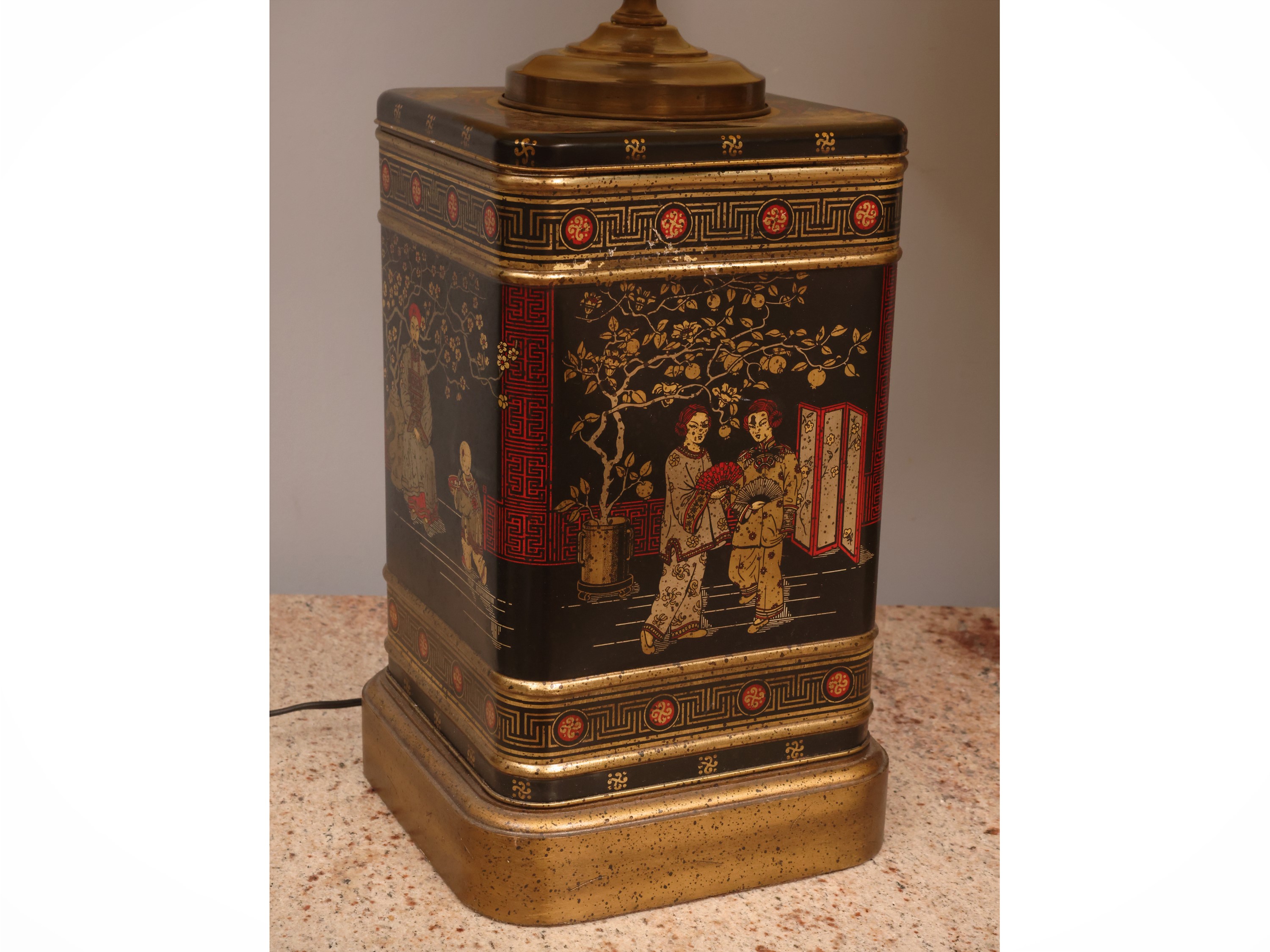 Coppia di lumi da tavolo in stile chinoiserie, latta dipinta con lumeggiature dorate