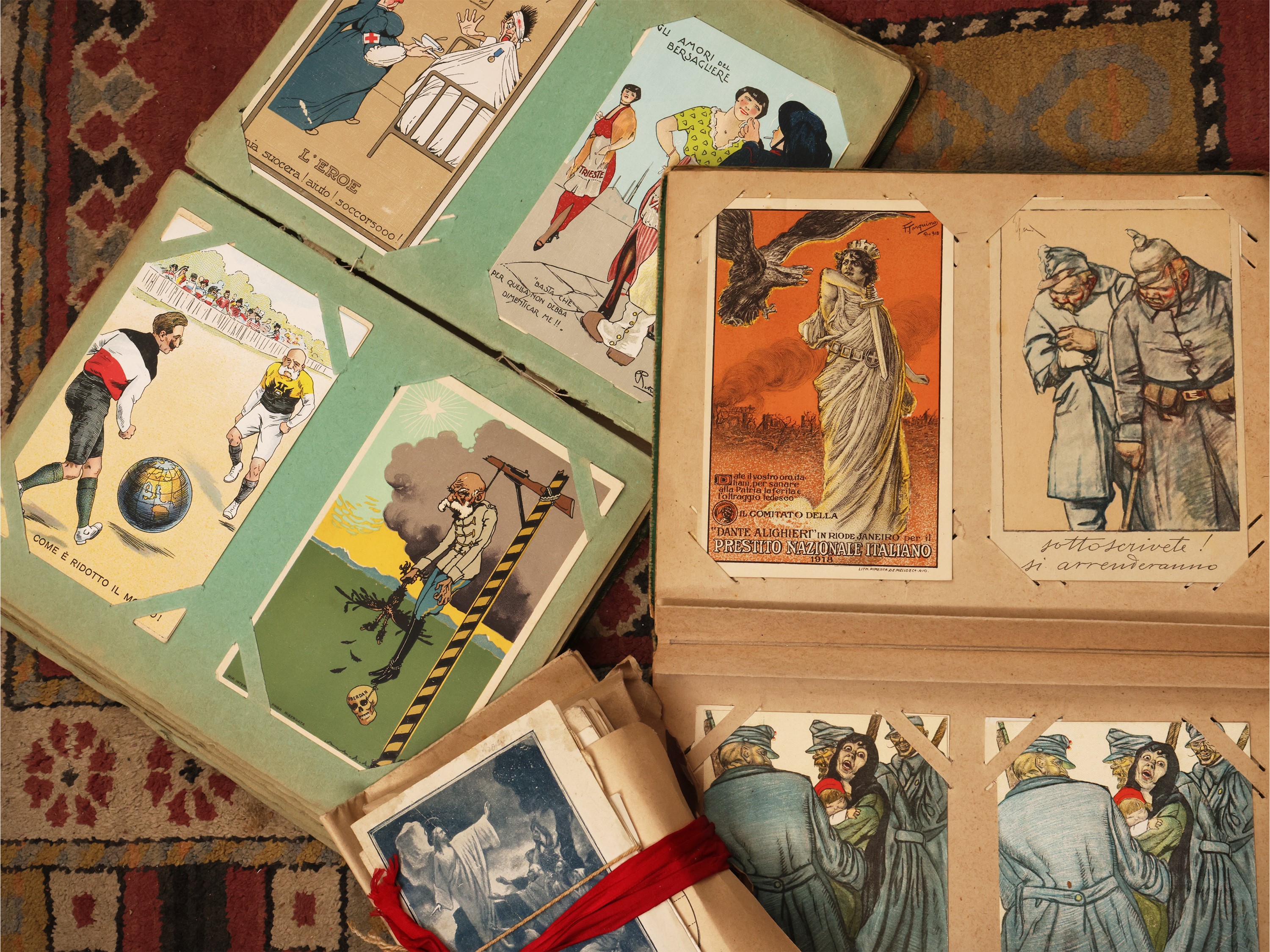 Grande collezione di cartoline d’epoca, molte con fascicoli