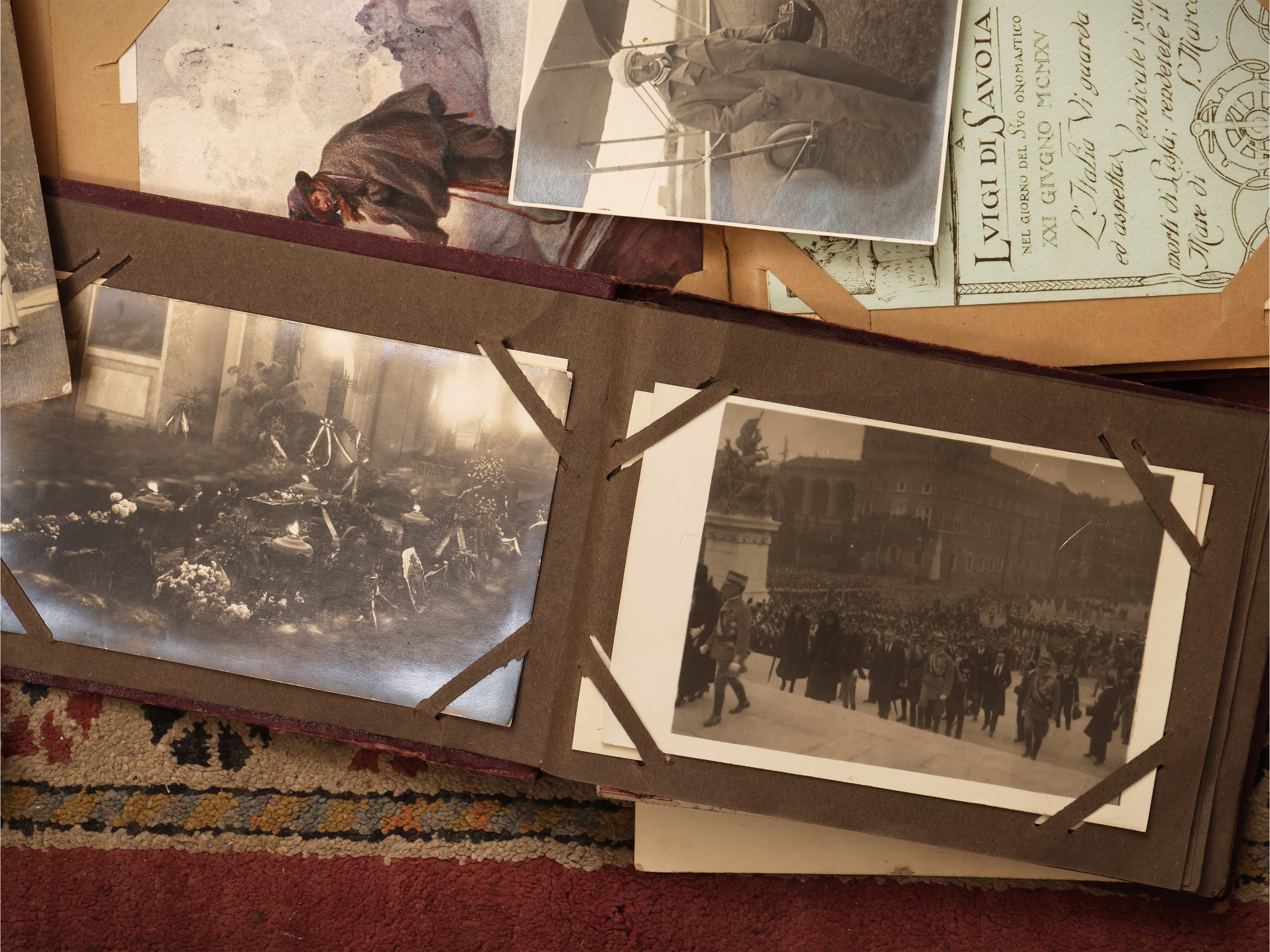 Grande collezione di cartoline d’epoca, in gran parte entro fascicoli