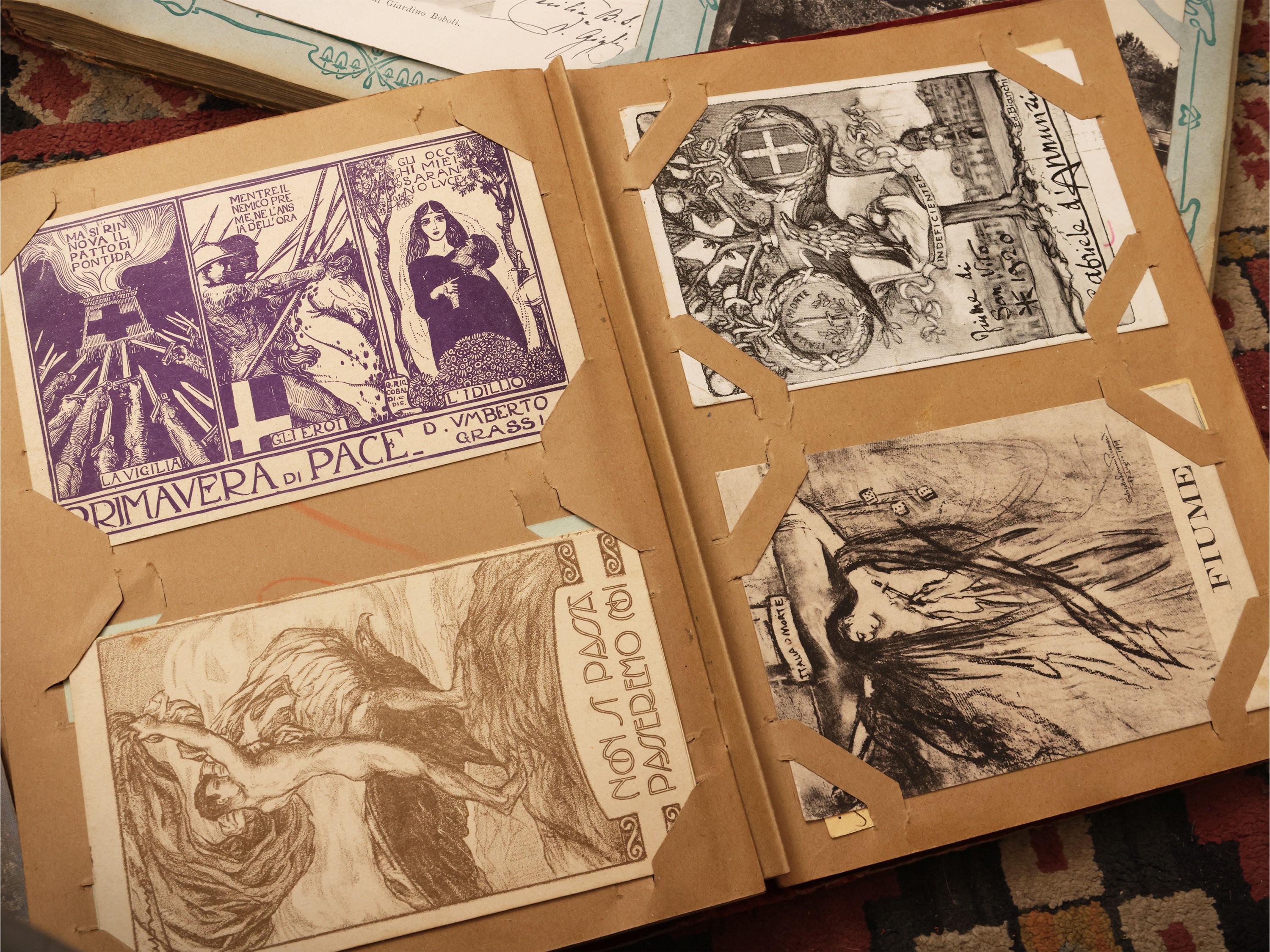 Grande collezione di cartoline d’epoca, in gran parte entro fascicoli