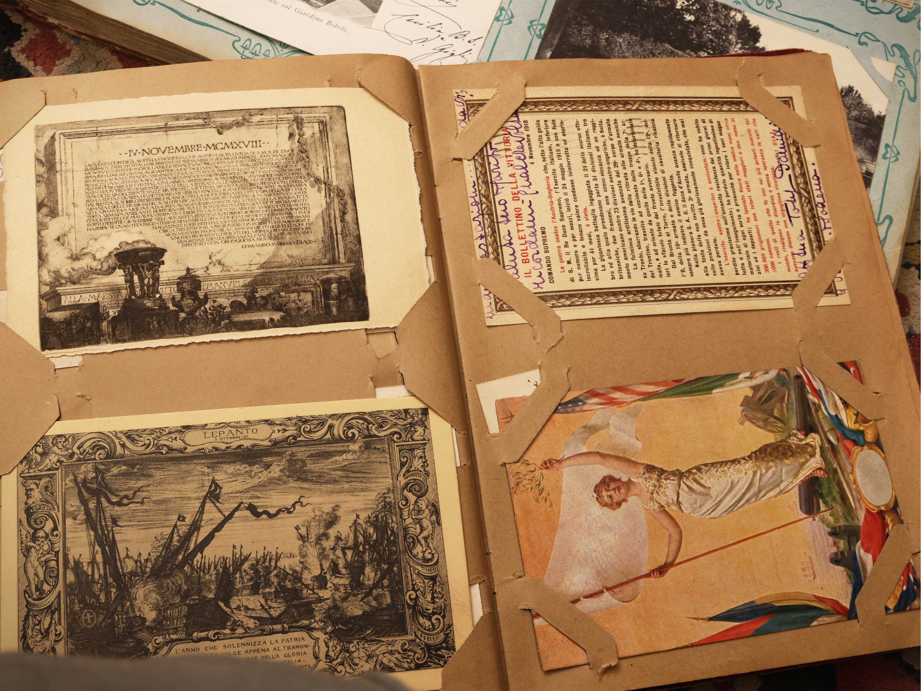 Grande collezione di cartoline d’epoca, in gran parte entro fascicoli