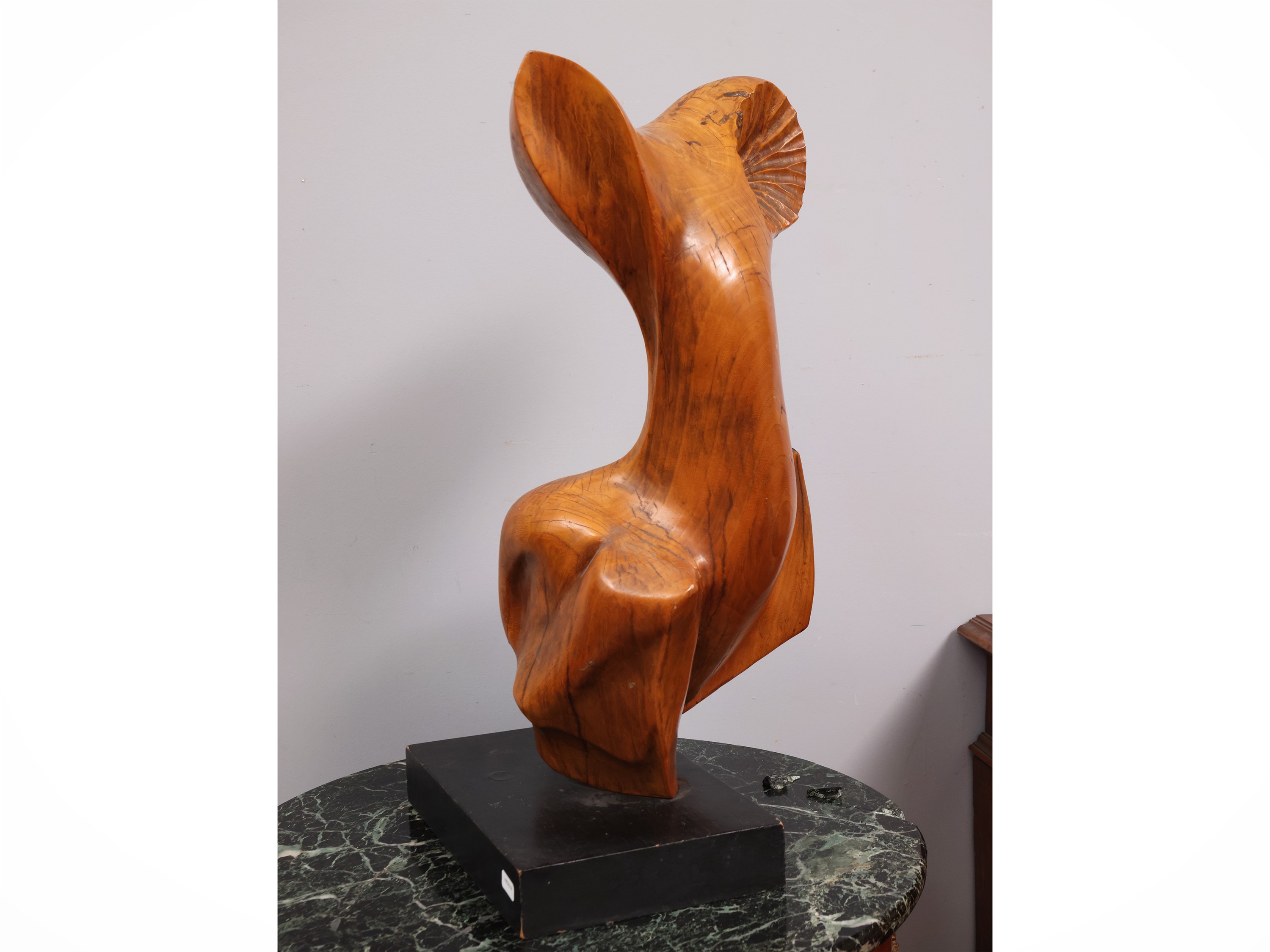 Scultura in legno su base in legno ebanizzato, h 55 cm (esclusa la base)