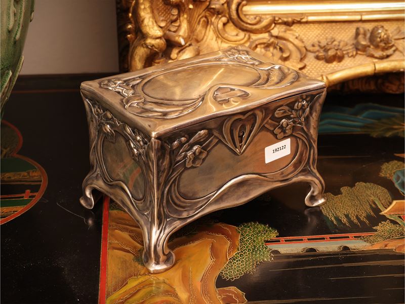 Inizio del XX secolo, Scatola in argento di gusto Liberty con decorazione sbalzata