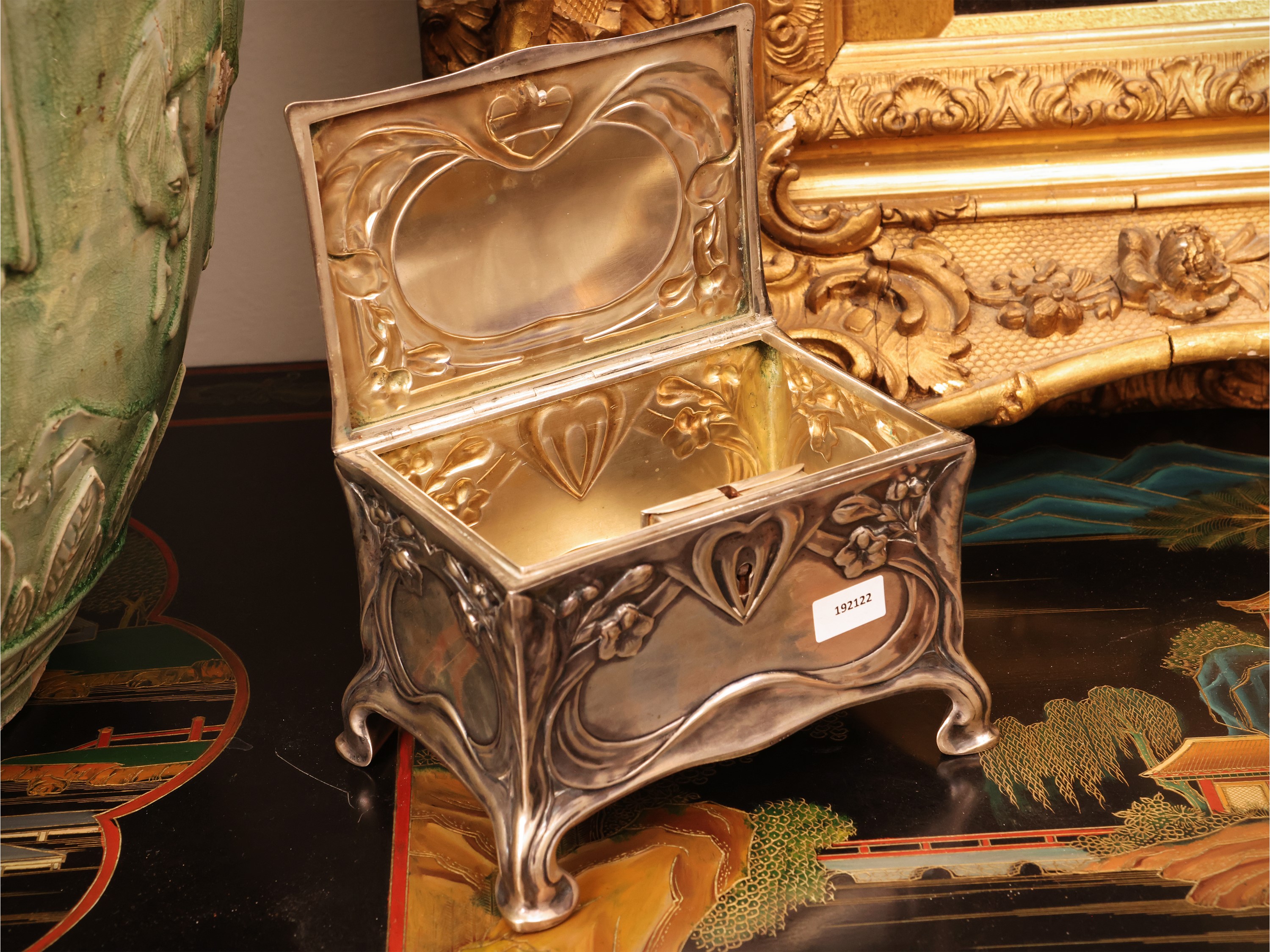 Inizio del XX secolo, Scatola in argento di gusto Liberty con decorazione sbalzata