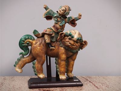 Cina, Gruppo in terracotta smaltata raffigurante guerriero a cavallo del cane di Fo, XIX/XX secol...
