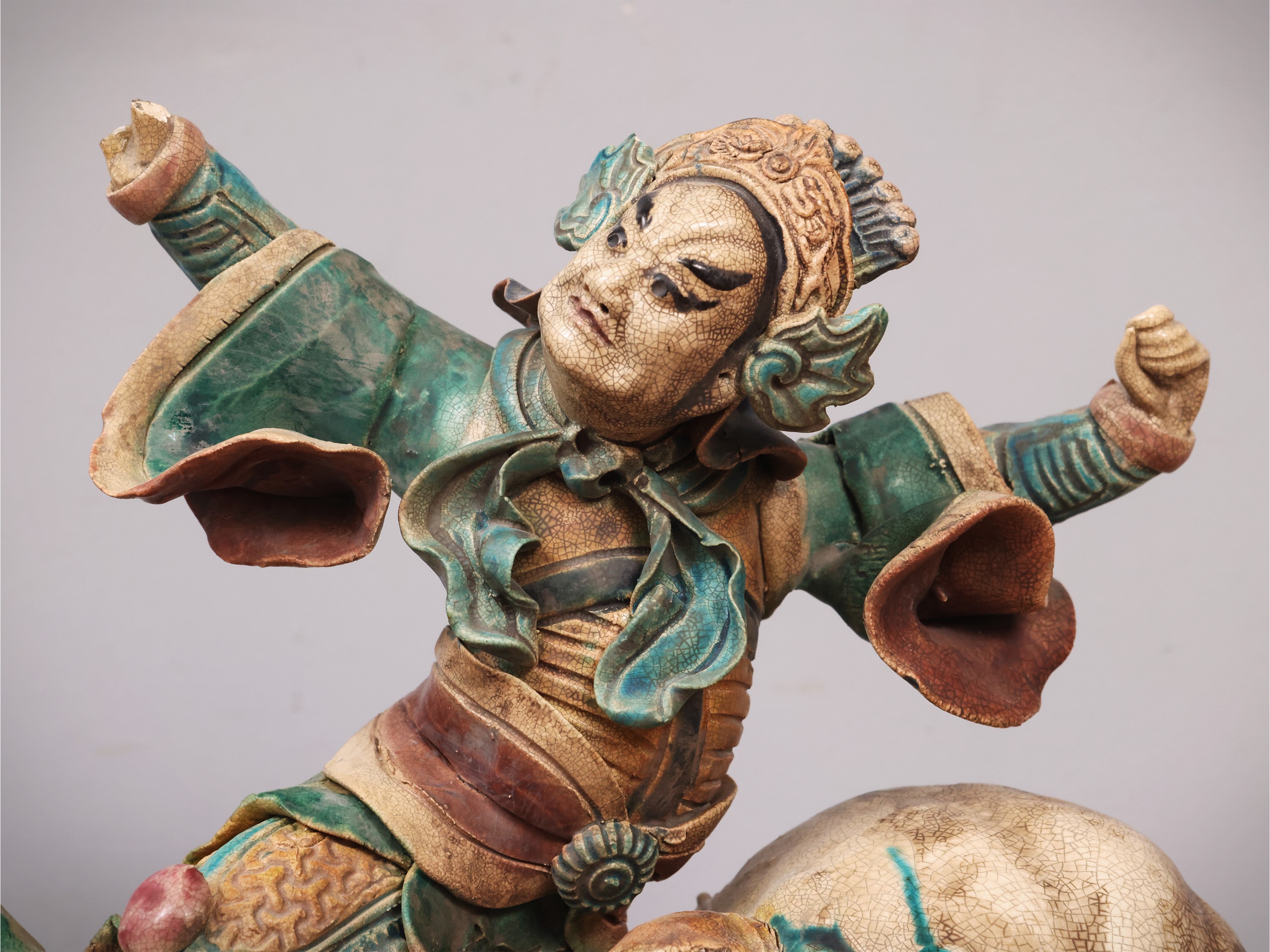 Cina, Gruppo in terracotta smaltata raffigurante guerriero a cavallo del cane di Fo, XIX/XX secol...