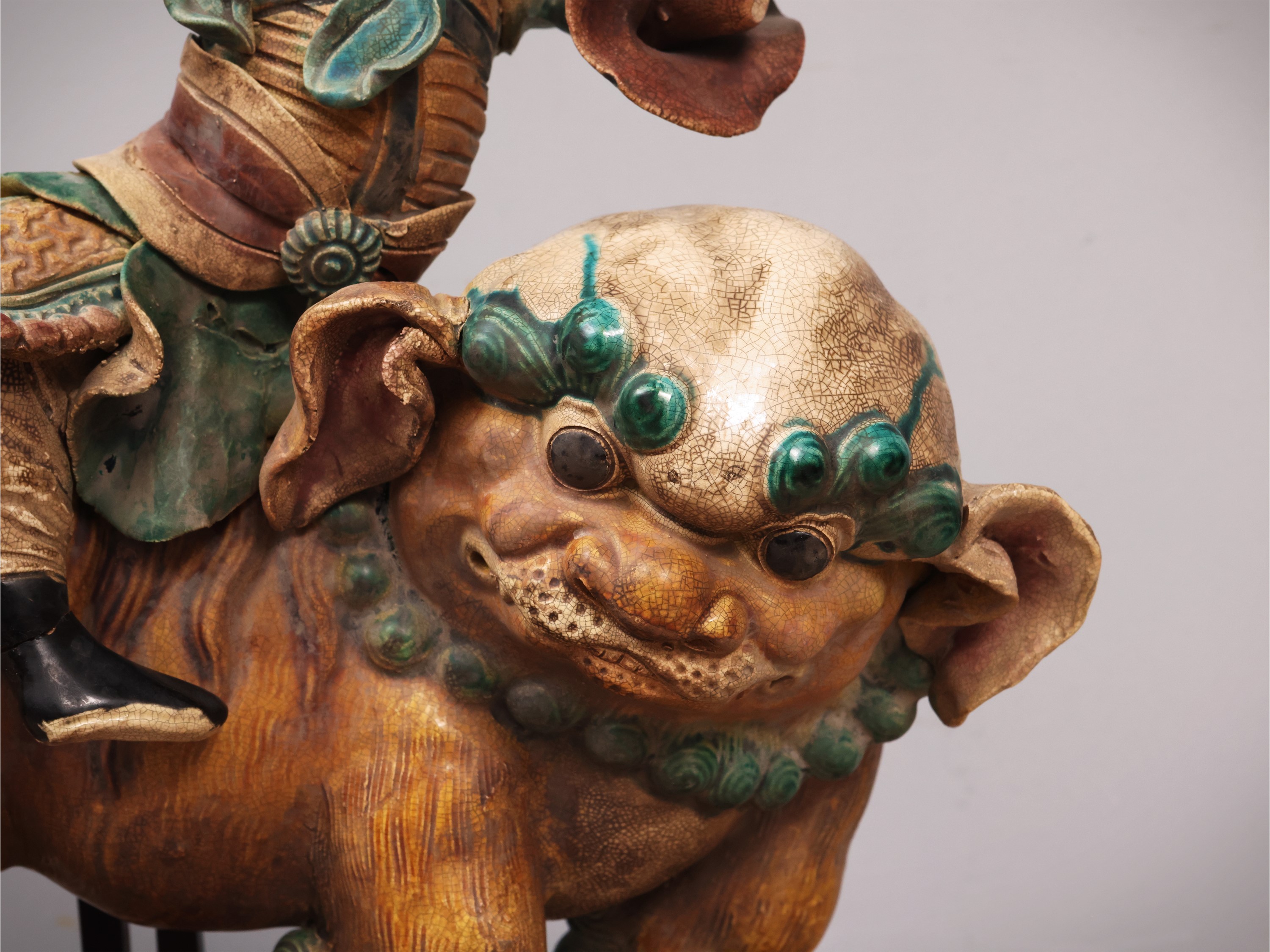 Cina, Gruppo in terracotta smaltata raffigurante guerriero a cavallo del cane di Fo, XIX/XX secol...