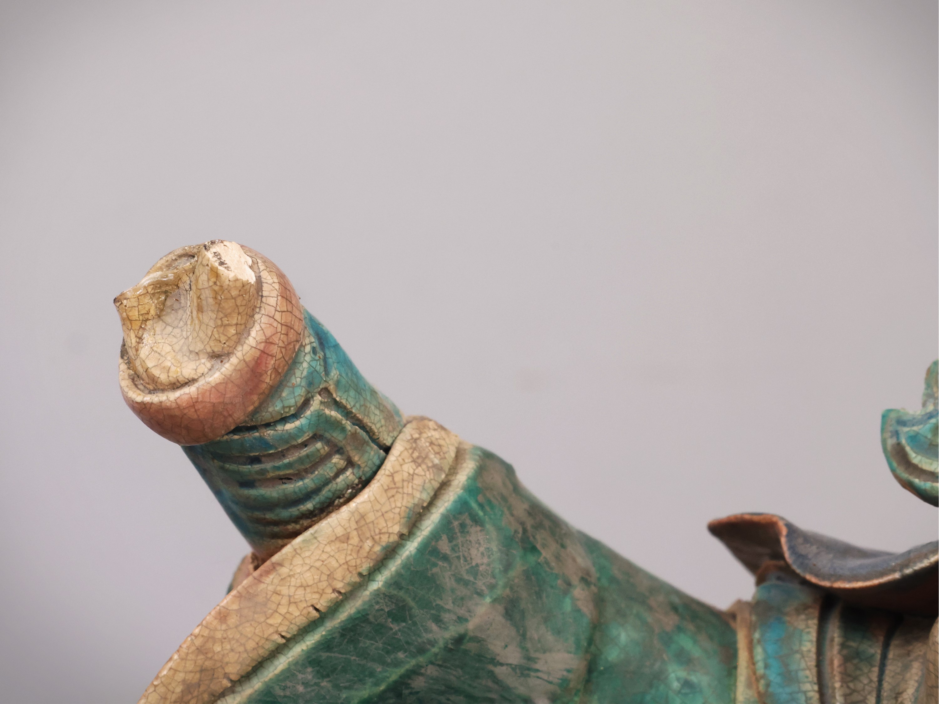Cina, Gruppo in terracotta smaltata raffigurante guerriero a cavallo del cane di Fo, XIX/XX secol...