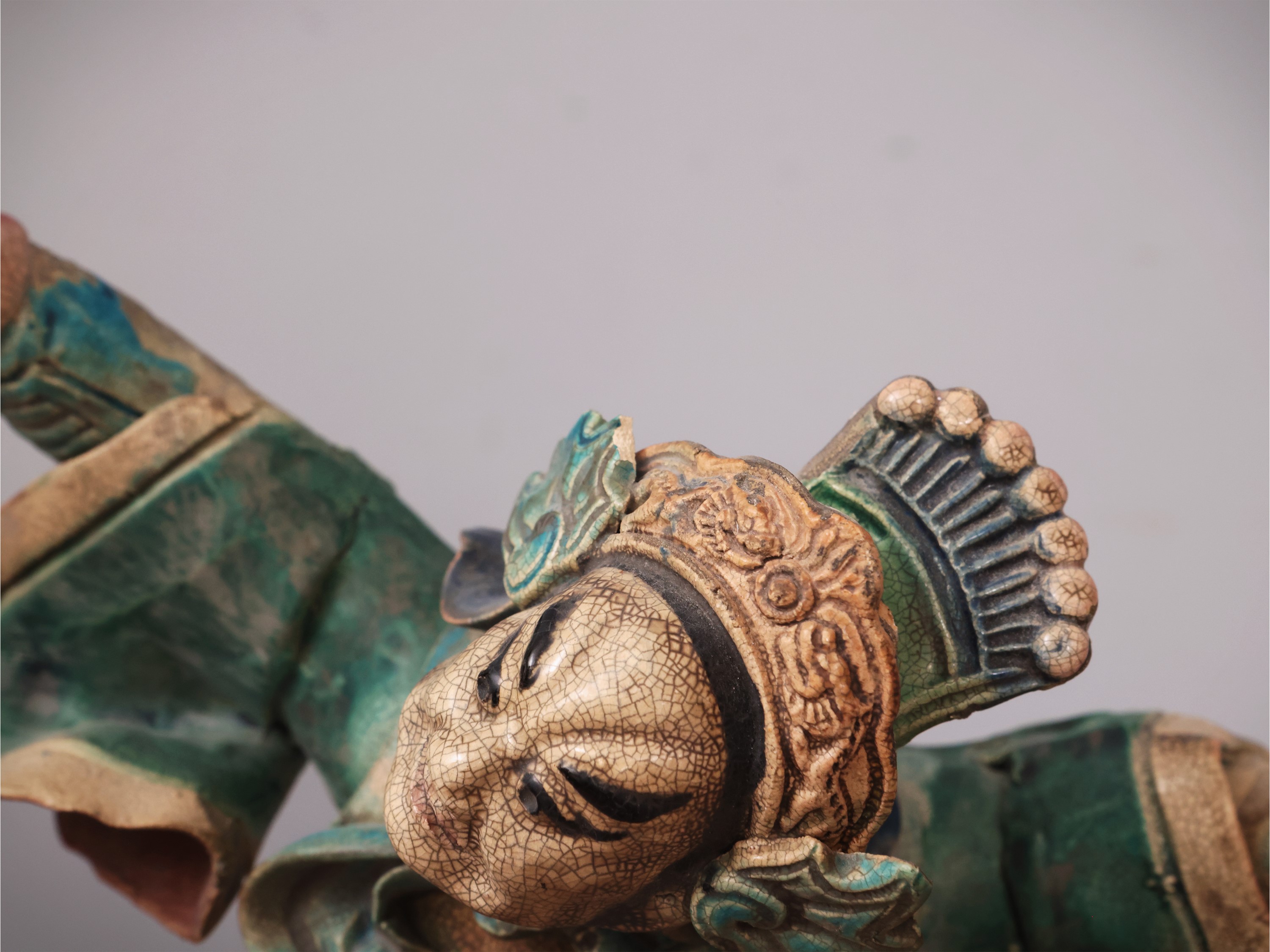 Cina, Gruppo in terracotta smaltata raffigurante guerriero a cavallo del cane di Fo, XIX/XX secol...