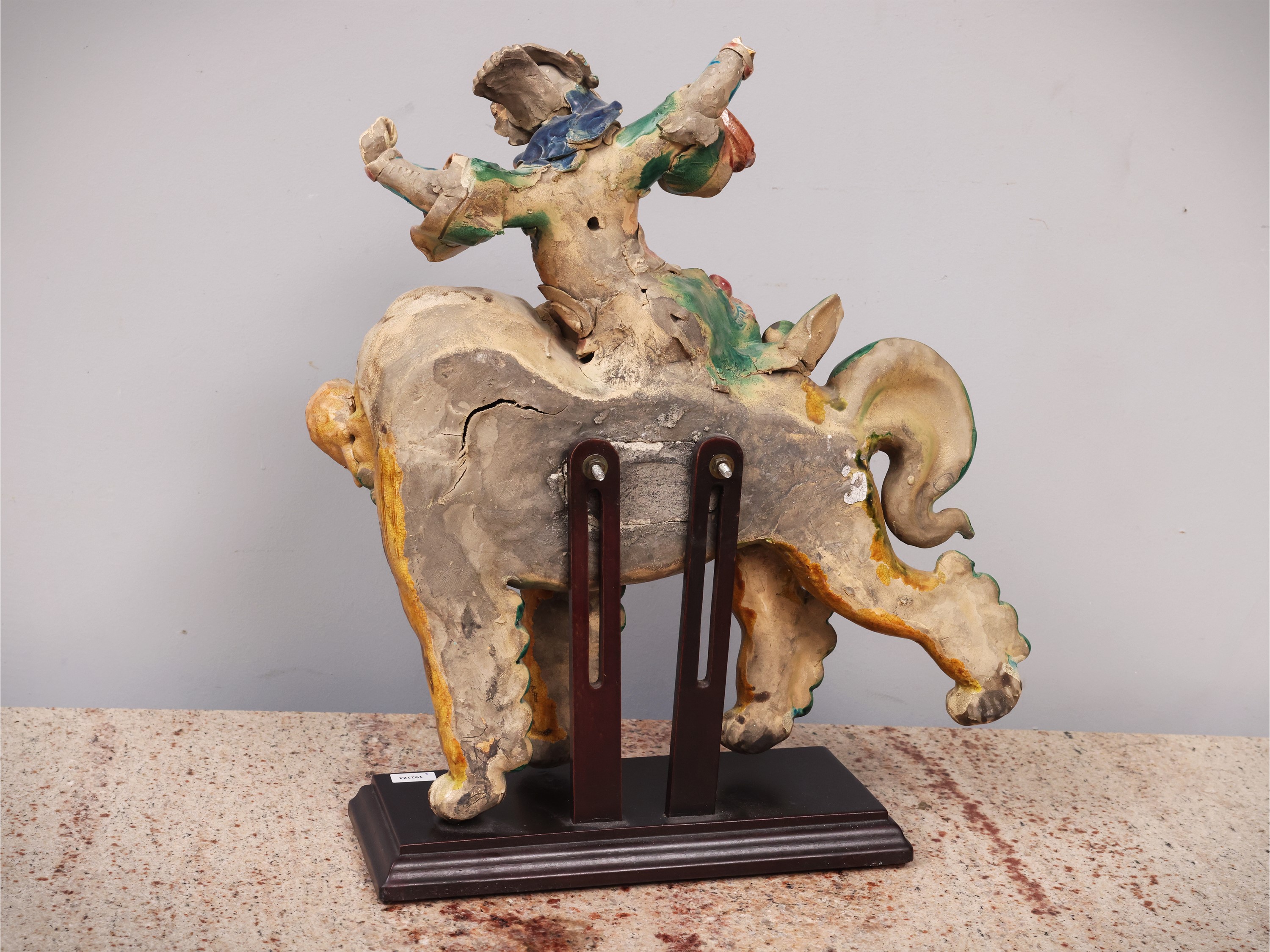 Cina, Gruppo in terracotta smaltata raffigurante guerriero a cavallo del cane di Fo, XIX/XX secol...