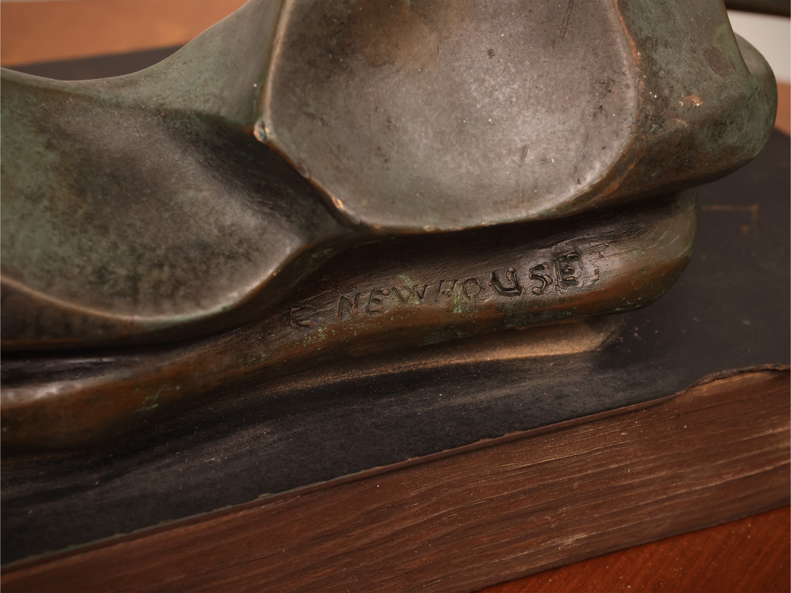 Caroline Newhouse - Nudo femminile, scultura in bronzo firmata su base in legno