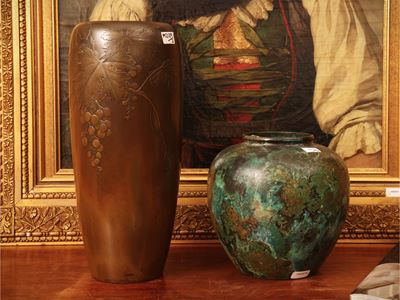 Due vasi da fiori, metallo patinato (uno in gusto Art Nouveau)