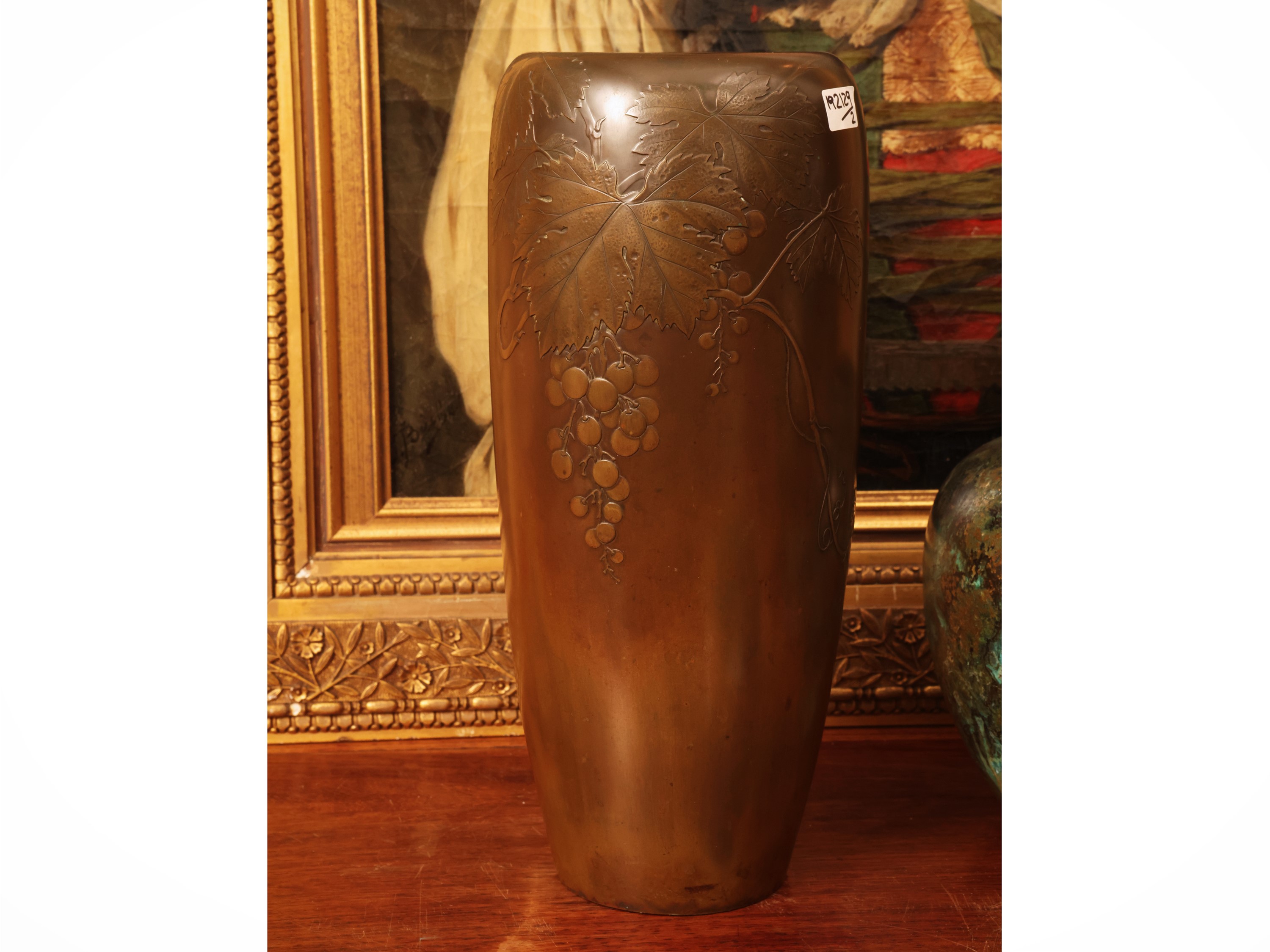Due vasi da fiori, metallo patinato (uno in gusto Art Nouveau)