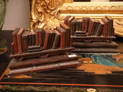 Coppia di fermalibri in metallo patinato, piccole librerie