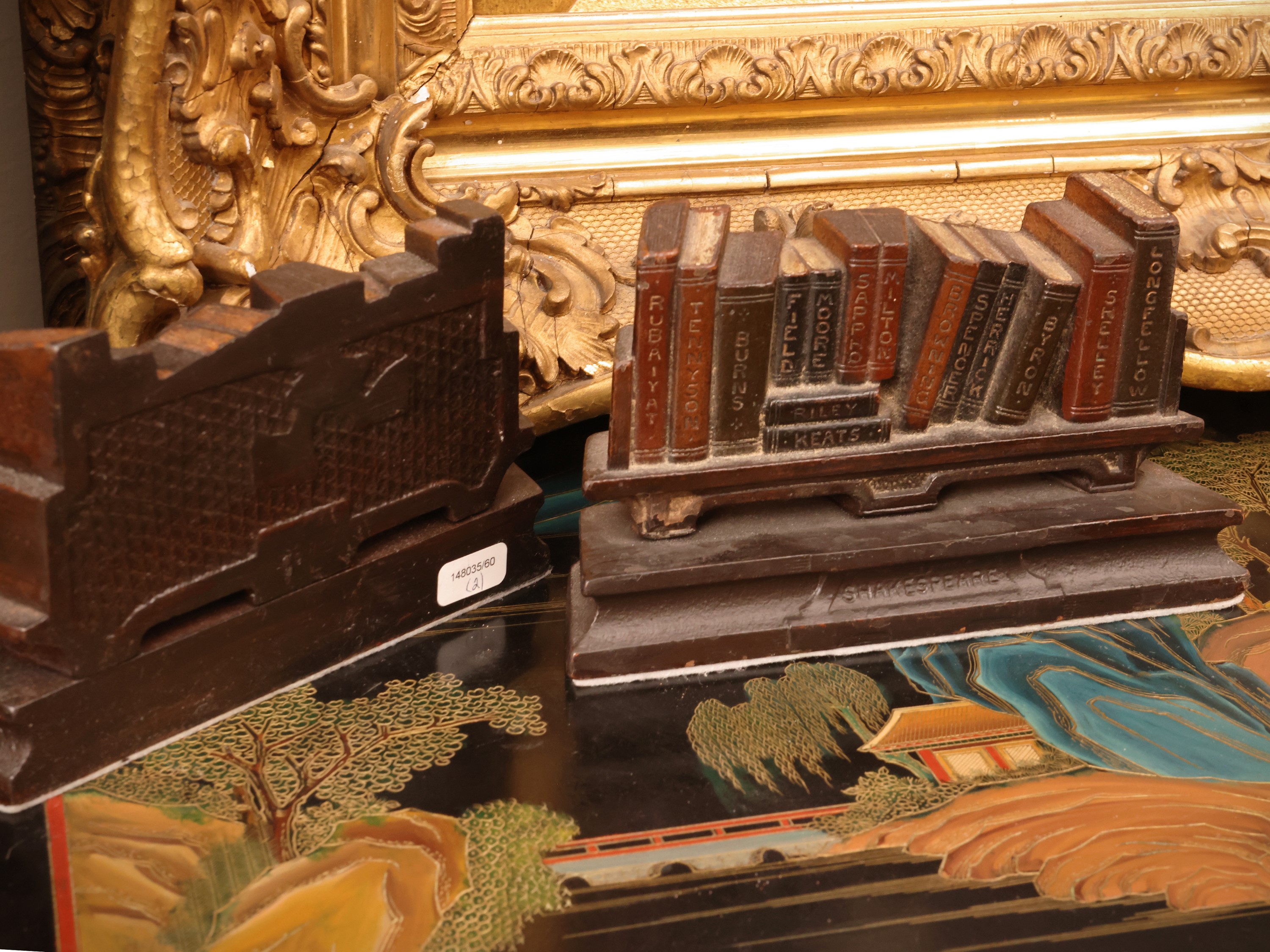 Coppia di fermalibri in metallo patinato, piccole librerie