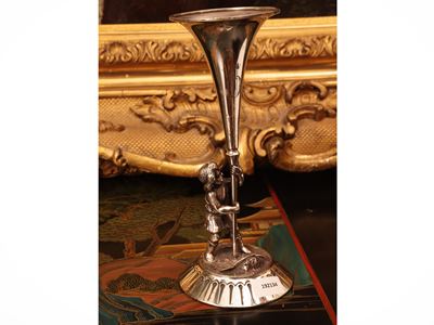 Piccolo vaso da fiori in argento sterling, collo a tromba e sostegno figurato