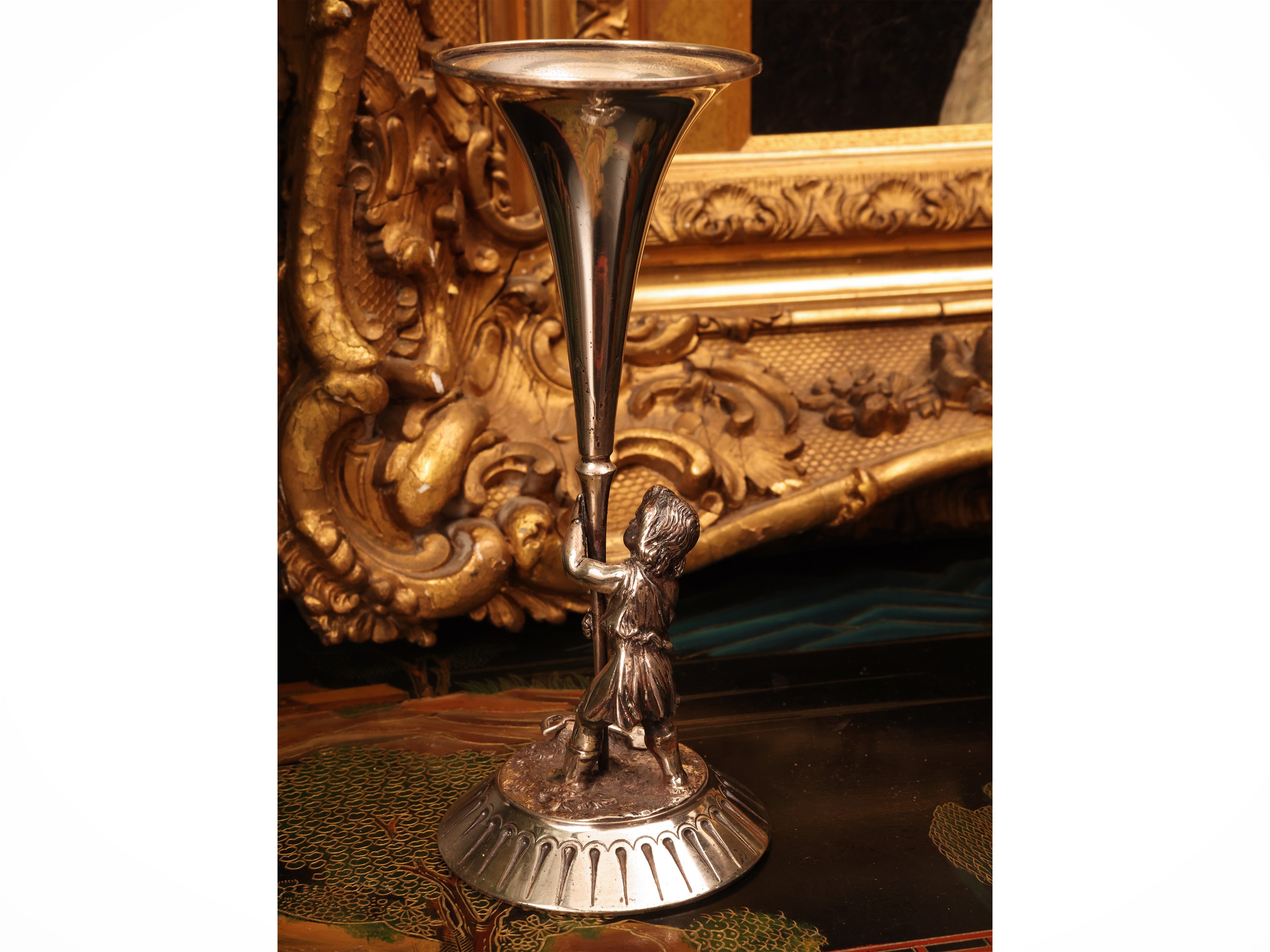 Piccolo vaso da fiori in argento sterling, collo a tromba e sostegno figurato