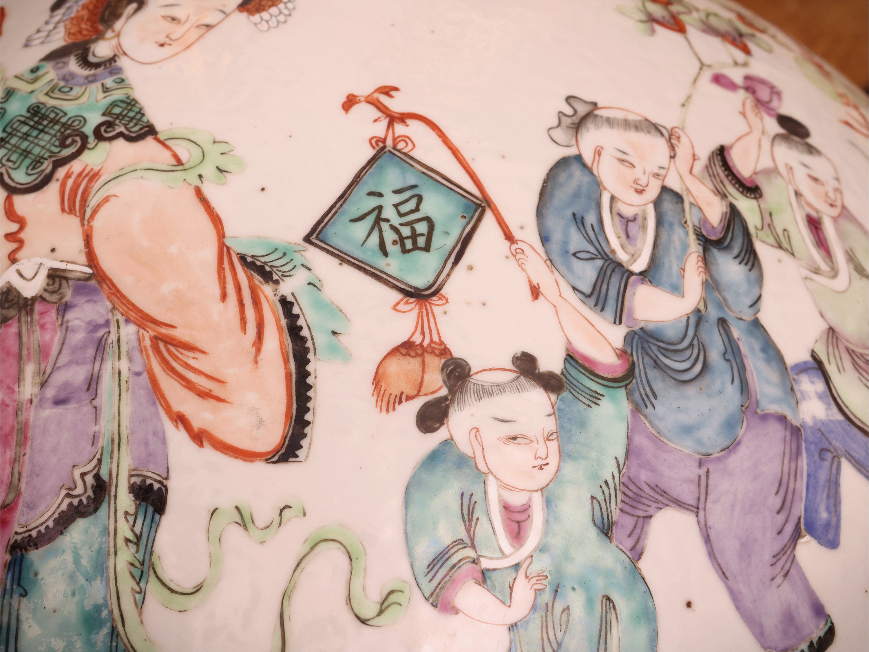 Cina, Vaso in porcellana della Famiglia Rosa (XIX secolo)