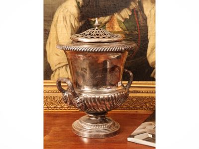 Rinfrescatoio in metallo argentato, vaso mediceo con coperchio traforato a pinnacolo, XIX/XX seco...